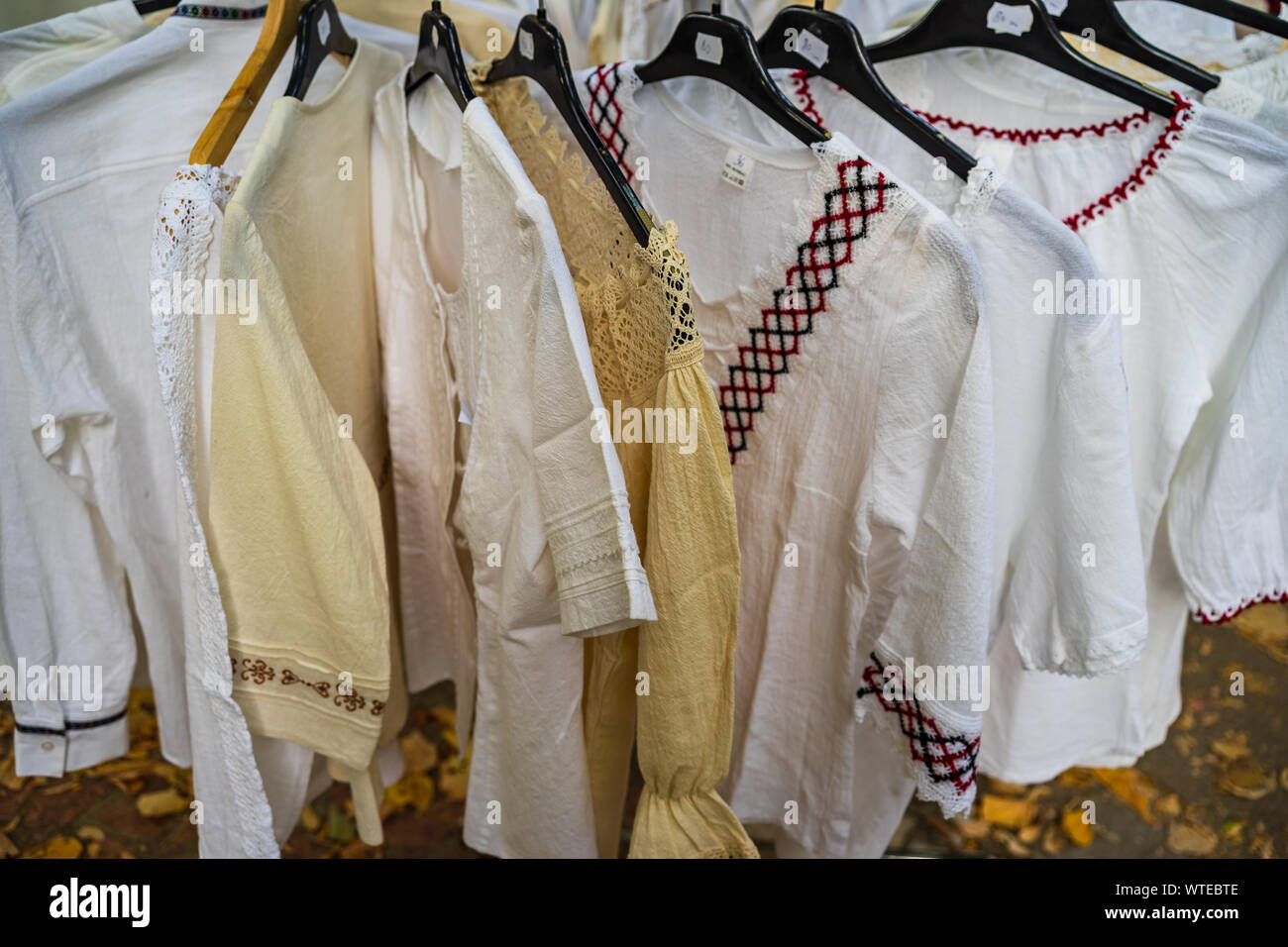 Brodé main blouse paysanne roumaine traditionnelle roumaine - Ie (ie romaneasca) exposée sur un stand à un festival gastronomique à Bucarest, Roumanie - 201 Banque D'Images