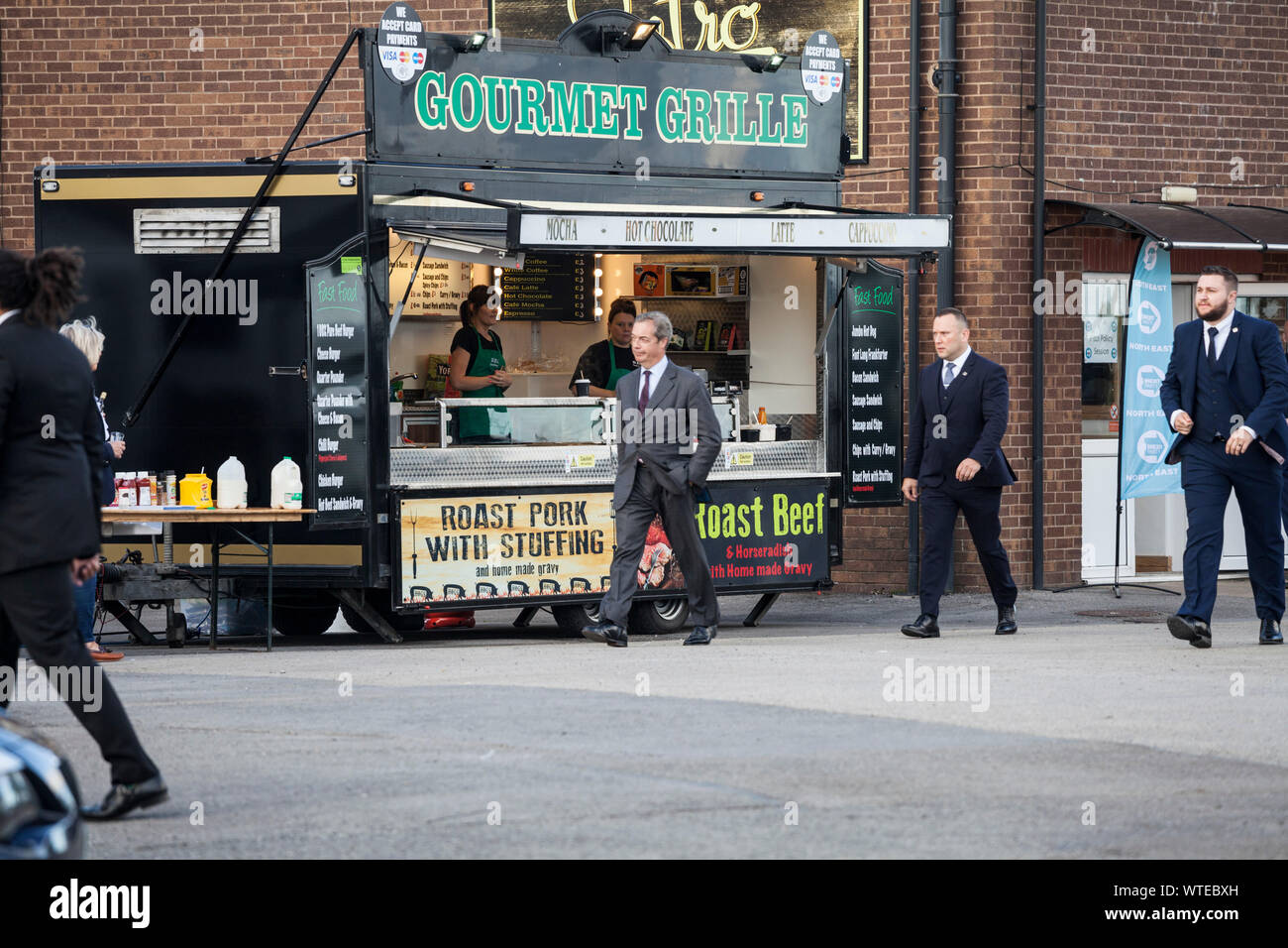 Sedgefield, Stockton on Tees, UK. 11 septembre 2019. La partie Brexit ont été la tenue d'une conférence / rassemblement à Sedgefield hippodrome où Nigel Farage a été l'orateur principal. Il est photographié à l'extérieur de la salle. David Dixon / Alamy Banque D'Images