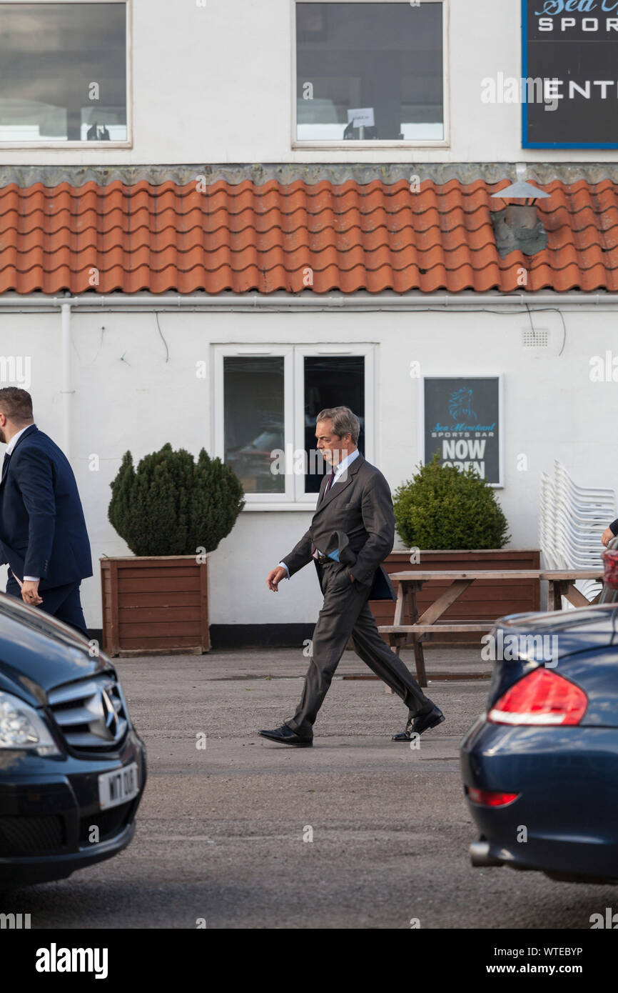 Sedgefield, Stockton on Tees, UK. 11 septembre 2019. La partie Brexit ont été la tenue d'une conférence / rassemblement à Sedgefield hippodrome où Nigel Farage a été l'orateur principal. Il est photographié à l'extérieur de la salle. David Dixon / Alamy Banque D'Images