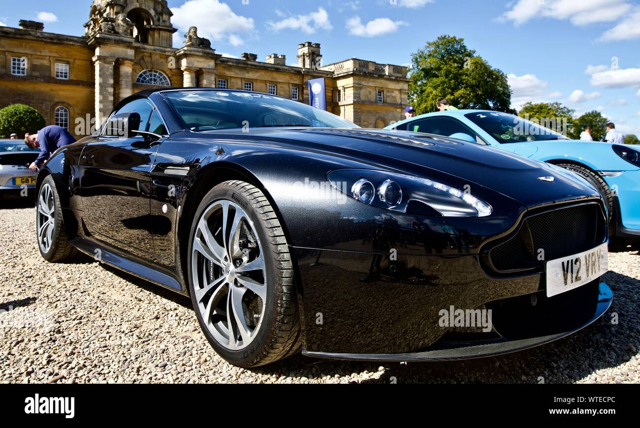 Aston Martin V12 Vantage S Roadster au salon de la grande cour à Blenheim Palace, le 8 septembre 2019 Banque D'Images