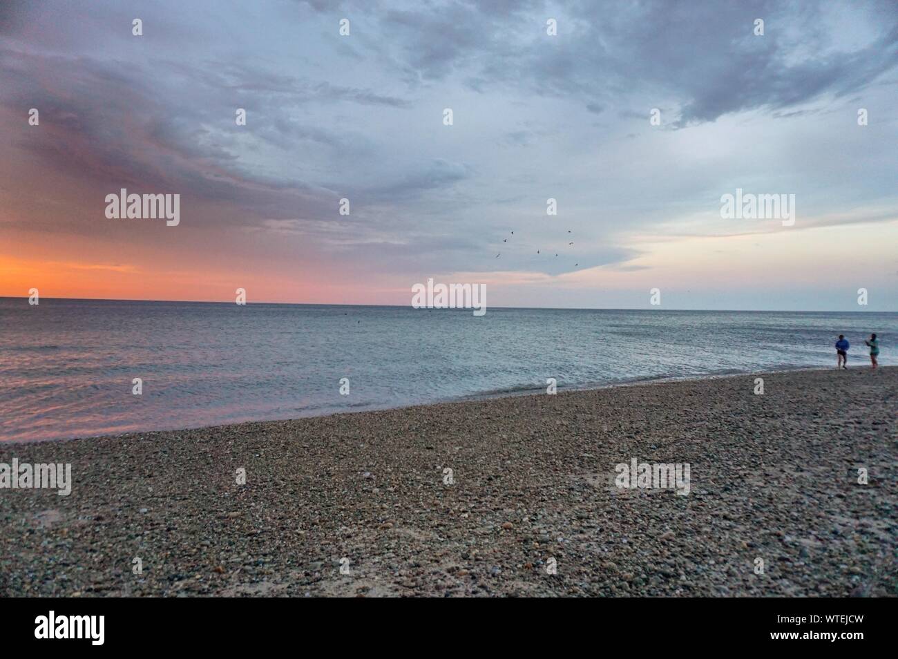 Le coucher du soleil. La baie de Cape Cod, Massachusetts. Banque D'Images