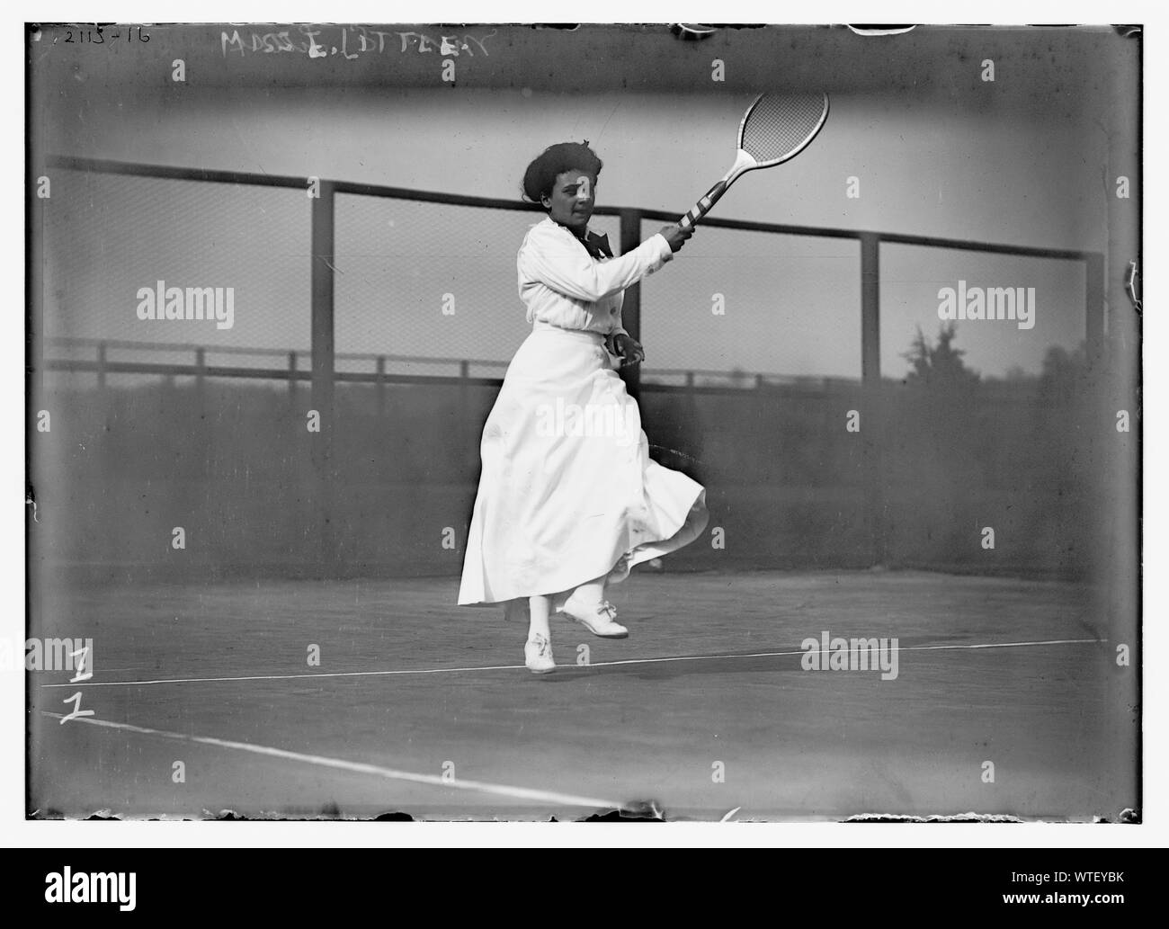 Mlle E. peu jouer au tennis Banque D'Images