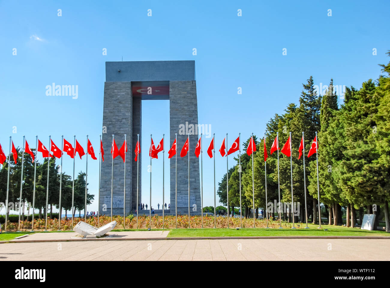 Le Mémorial des martyrs de Canakkale avec drapeaux turcs, Gallipoli, Canakkale, Turquie Banque D'Images