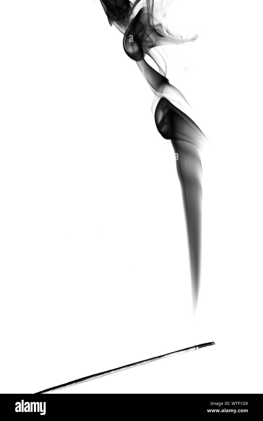 Fumée noire sur un fond blanc, prise en Studio Banque D'Images