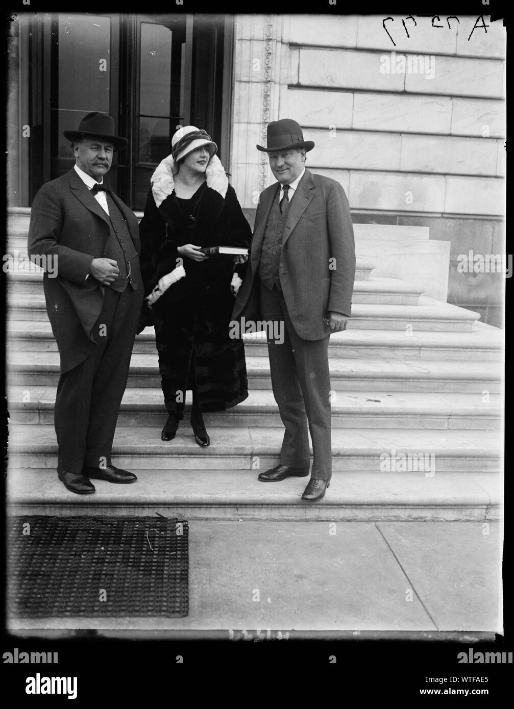 Mlle Jane Thomas menant dans le maître d'Hoosier qui aura sa première performance à la Willard avant l'Indiana State Society. Avec James Watson, Rt., et Samuel Ralston, Sénateurs de Indiana Banque D'Images