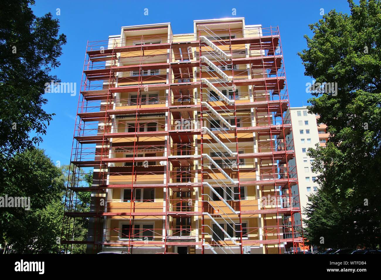 Rénovation sur la façade d'un immeuble d'appartements. Un échafaudage dans toute la maison. La ville de Salzbourg, Autriche, district de Lehen, l'Europe. Banque D'Images