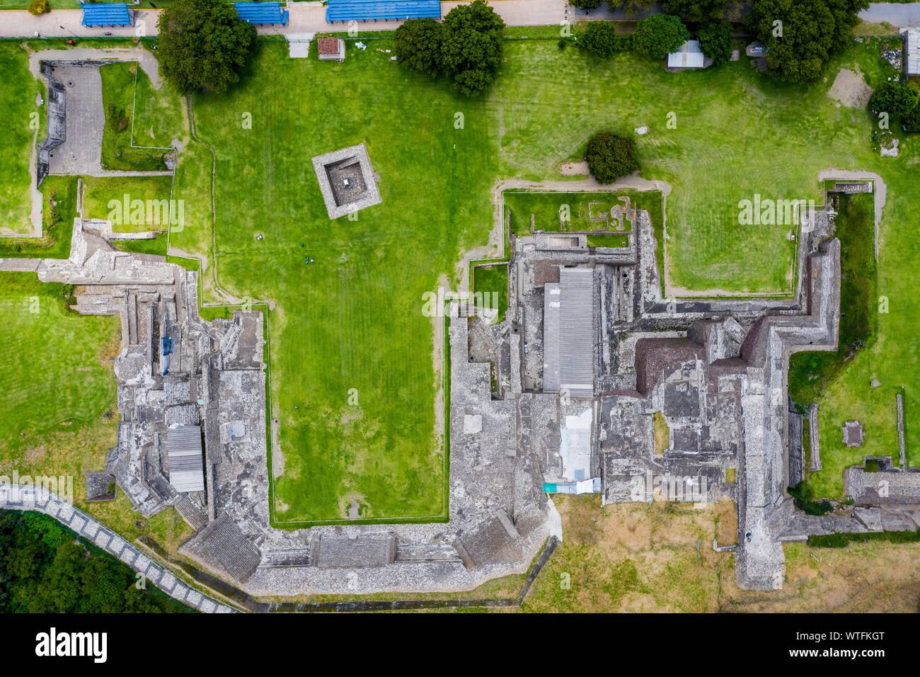 Vue aérienne de la grande pyramide de Cholula ou Tlachihualtépetl est la plus grande sous-sol pyramidale dans le monde avec 400 mètres de chaque côté. Zone archéologique de Cholula, Puebla, Mexique. Tlachihualtépetl. Le Popocatepetl et Iztaccihuatl traditions mexicaines ont Puebla : gastronomique, de l'architecture coloniale et la céramique. Carreaux talavera peintes ornent des édifices anciens. La cathédrale de Puebla, de style Renaissance, a une tour clocher donnant sur le Zocalo, la place centrale ou Place Zocalo. J'entre dans l'histoire. L'architecture est un UNESCO World Heritage Site. Attractions : Cathédrale, le Temple de Notre Dame o Banque D'Images