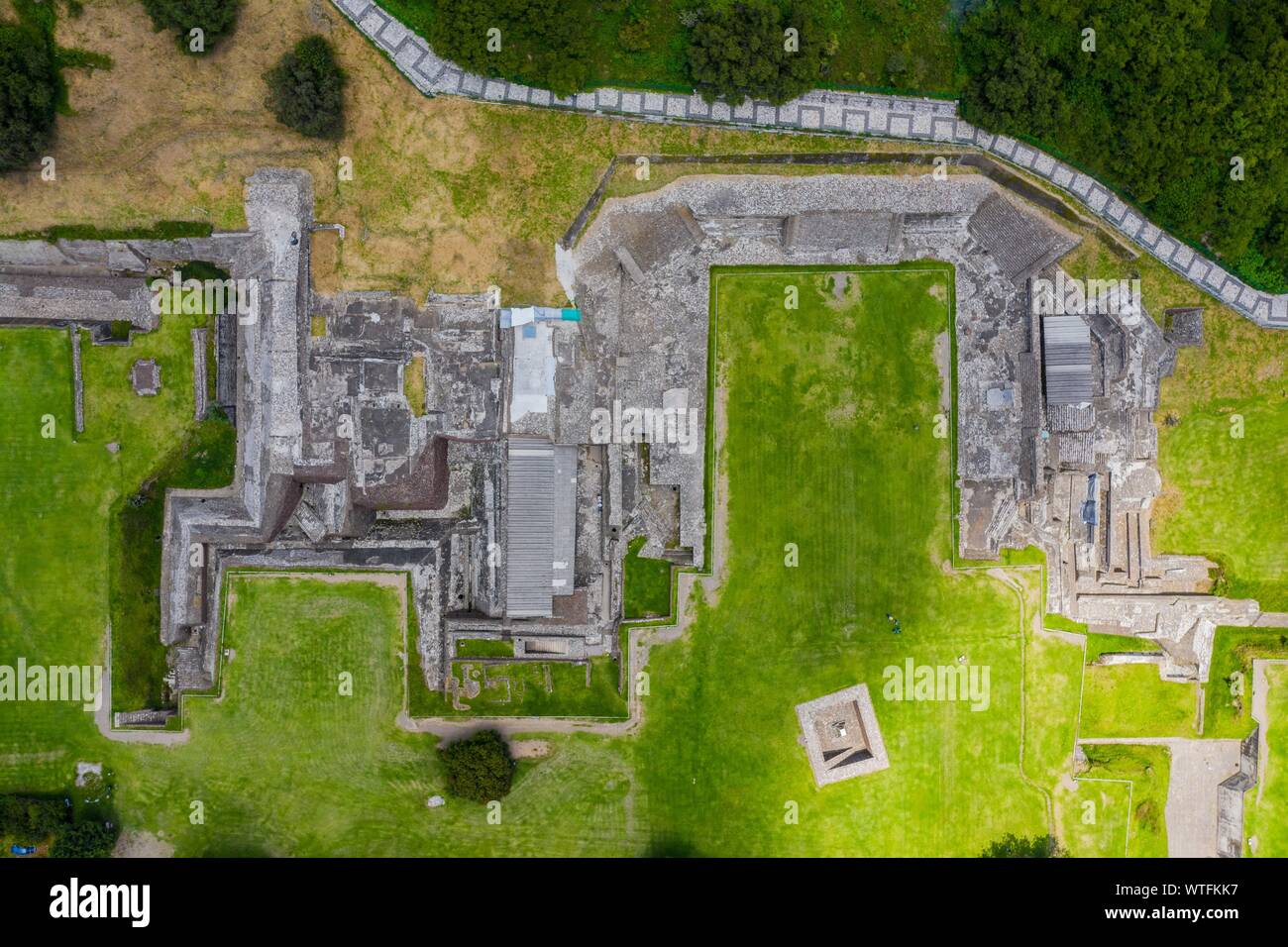 Vue aérienne de la grande pyramide de Cholula ou Tlachihualtépetl est la plus grande sous-sol pyramidale dans le monde avec 400 mètres de chaque côté. Zone archéologique de Cholula, Puebla, Mexique. Tlachihualtépetl. Le Popocatepetl et Iztaccihuatl traditions mexicaines ont Puebla : gastronomique, de l'architecture coloniale et la céramique. Carreaux talavera peintes ornent des édifices anciens. La cathédrale de Puebla, de style Renaissance, a une tour clocher donnant sur le Zocalo, la place centrale ou Place Zocalo. J'entre dans l'histoire. L'architecture est un UNESCO World Heritage Site. Attractions : Cathédrale, le Temple de Notre Dame o Banque D'Images