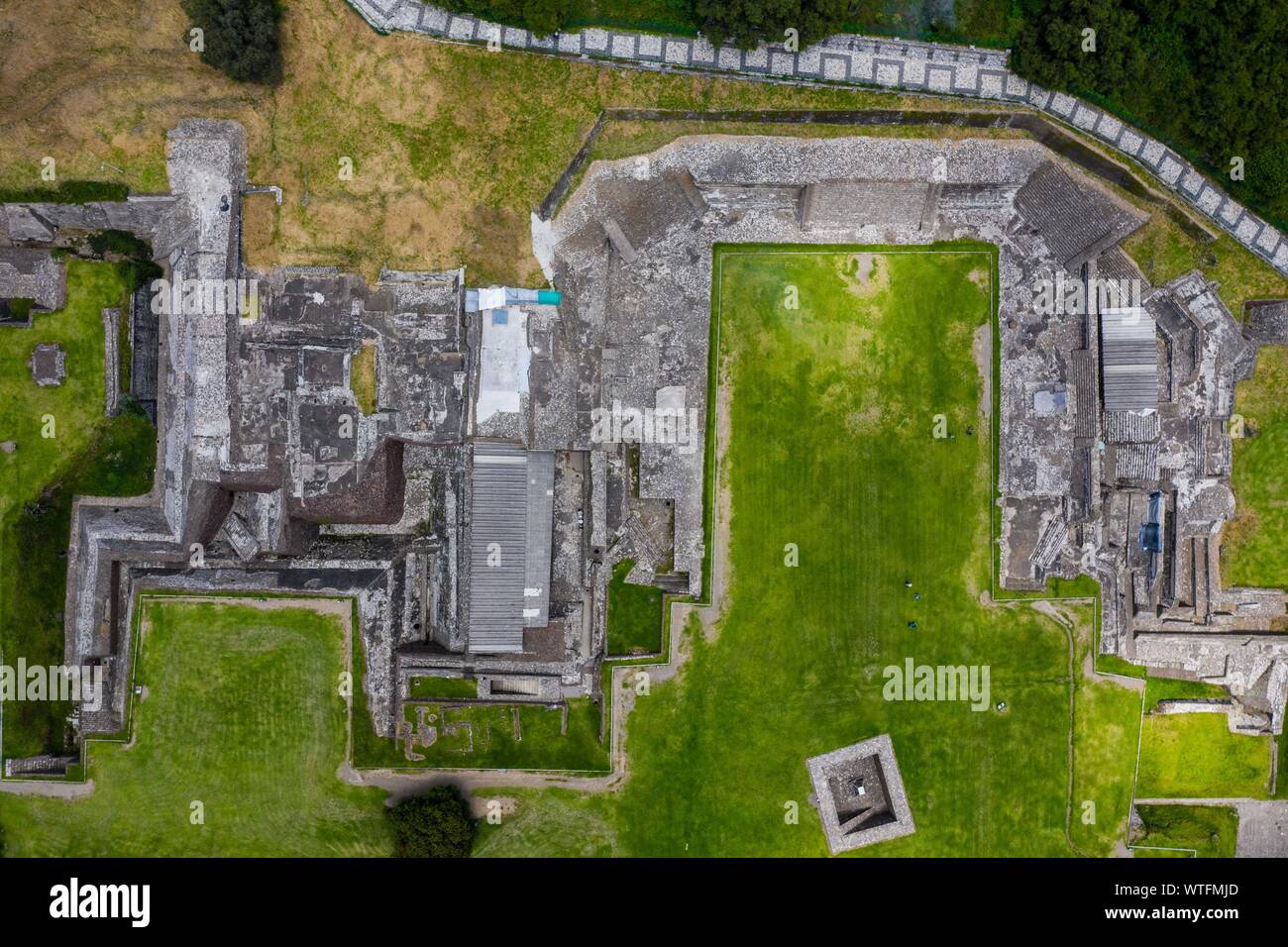 Vue aérienne de la grande pyramide de Cholula ou Tlachihualtépetl est la plus grande sous-sol pyramidale dans le monde avec 400 mètres de chaque côté. Zone archéologique de Cholula, Puebla, Mexique. Tlachihualtépetl. Le Popocatepetl et Iztaccihuatl traditions mexicaines ont Puebla : gastronomique, de l'architecture coloniale et la céramique. Carreaux talavera peintes ornent des édifices anciens. La cathédrale de Puebla, de style Renaissance, a une tour clocher donnant sur le Zocalo, la place centrale ou Place Zocalo. J'entre dans l'histoire. L'architecture est un UNESCO World Heritage Site. Attractions : Cathédrale, le Temple de Notre Dame o Banque D'Images