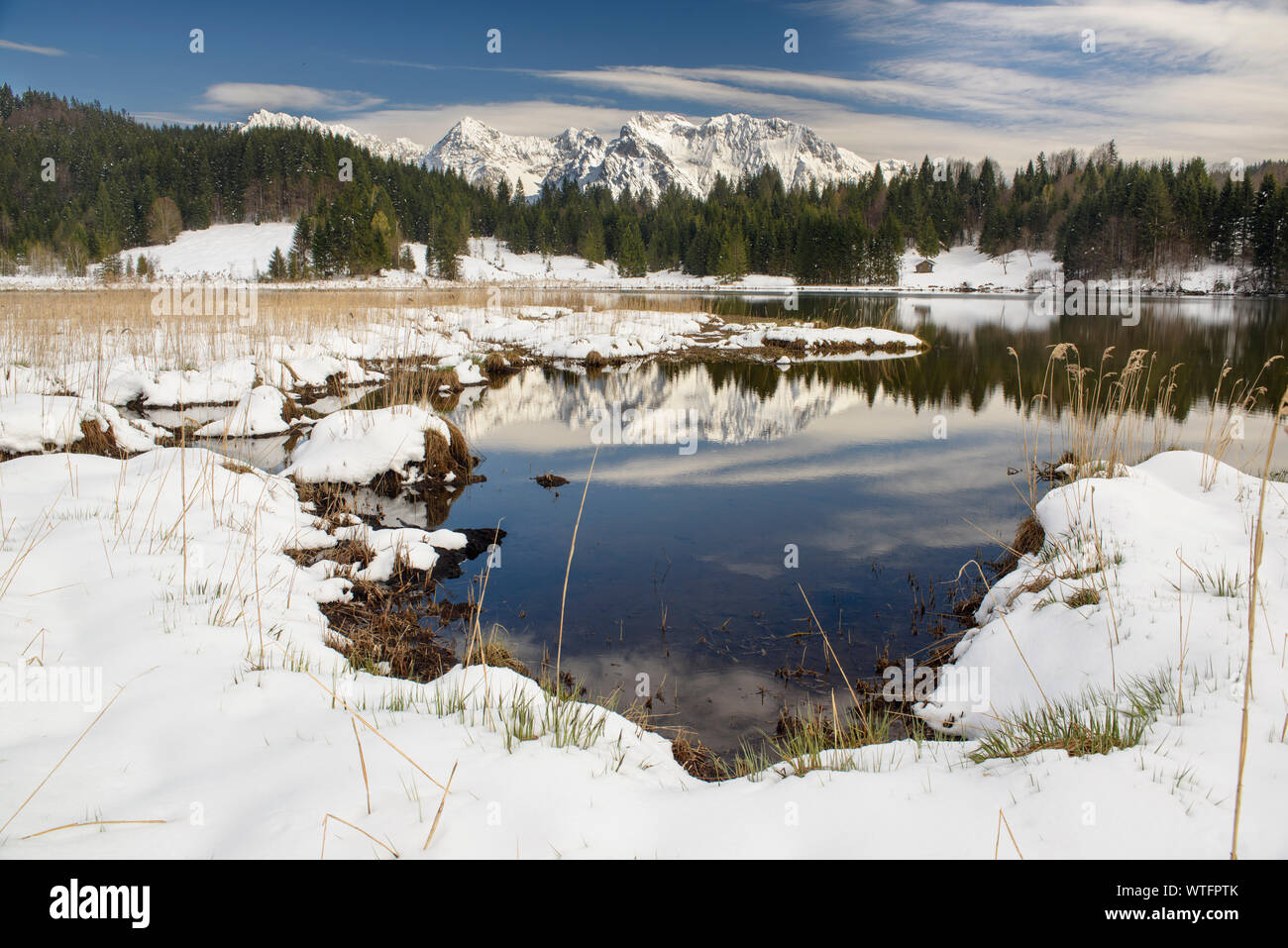 Paysage panoramique avec montagne et lac en hiver Banque D'Images