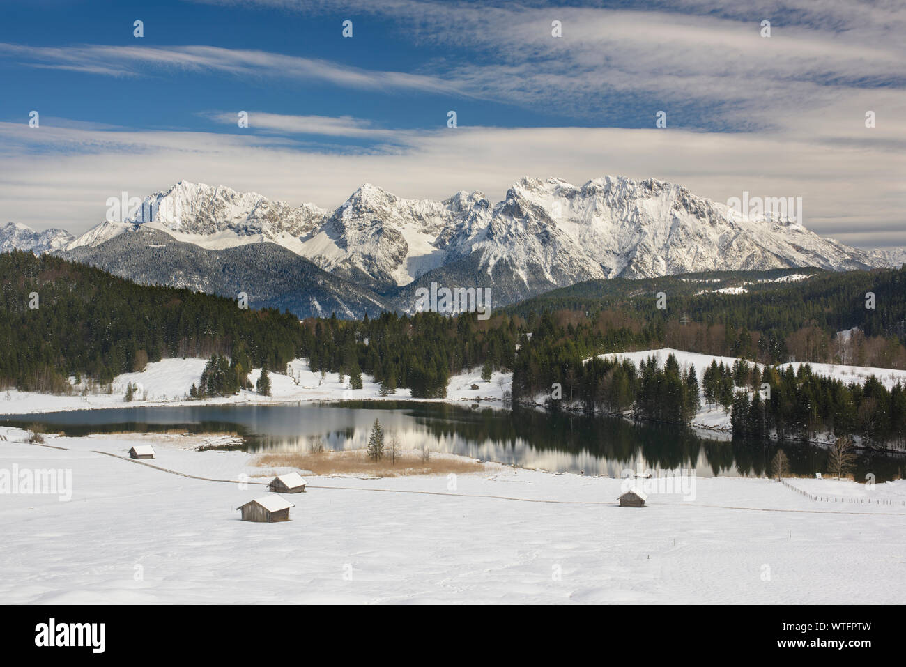 Paysage panoramique avec montagne et lac en hiver Banque D'Images