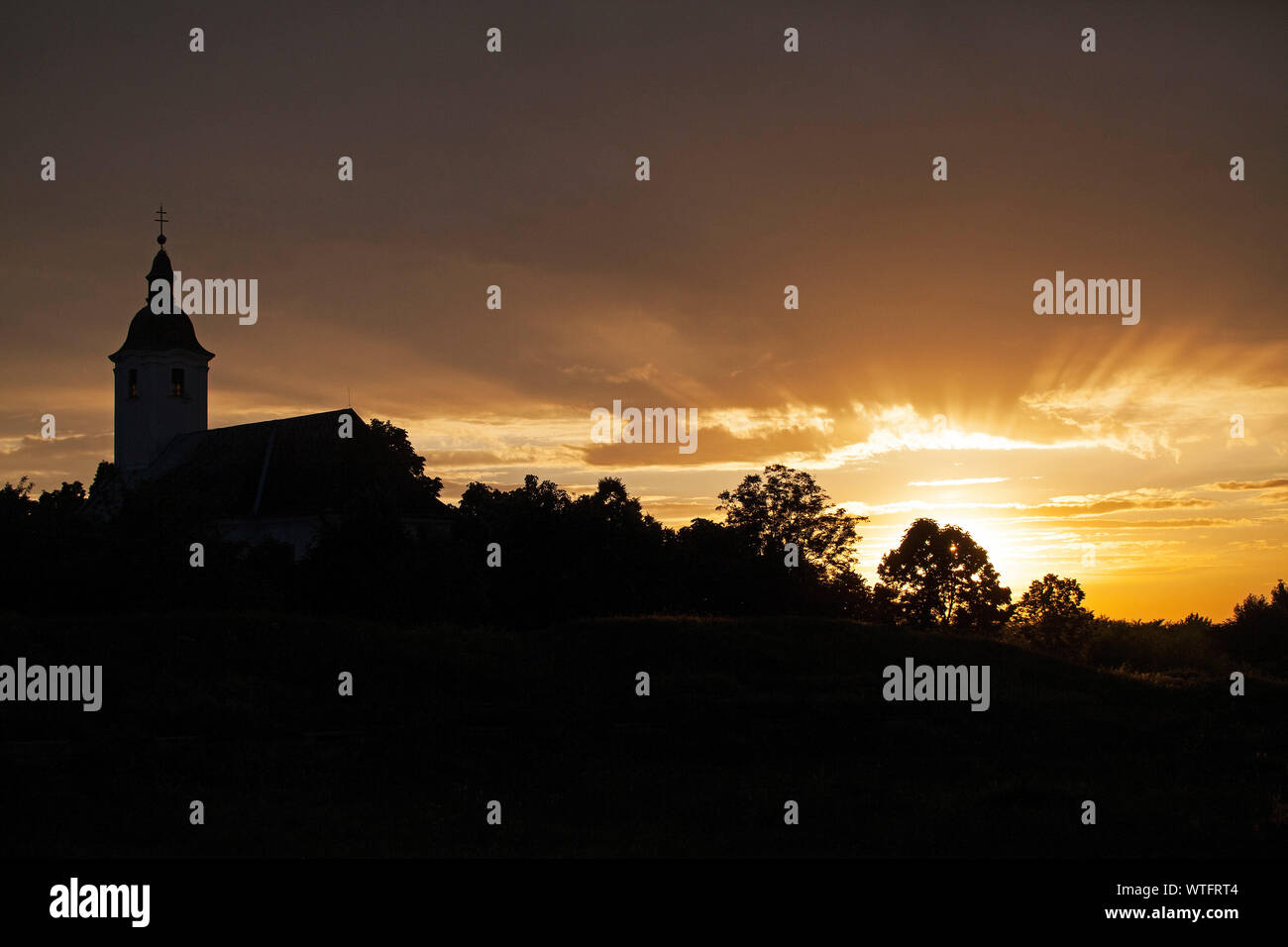 Lever de soleil sur l'église catholique et le parc national de Kiskunsag Tiszaalpar forestiers Hongrie Juin 2017 Banque D'Images