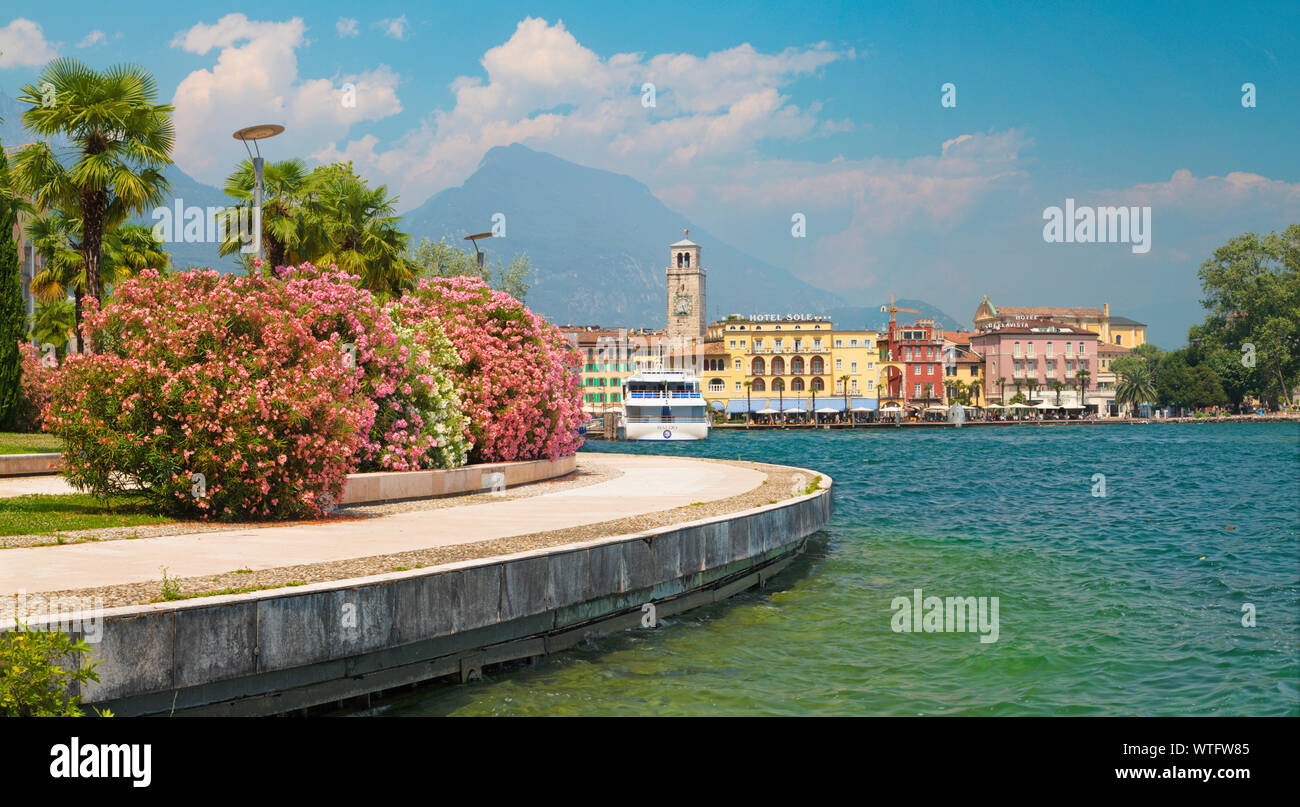 RIVA DEL GARDA, ITALIE - juin 6, 2019 : La ville de sud, avec les Alpes en arrière-plan. Banque D'Images