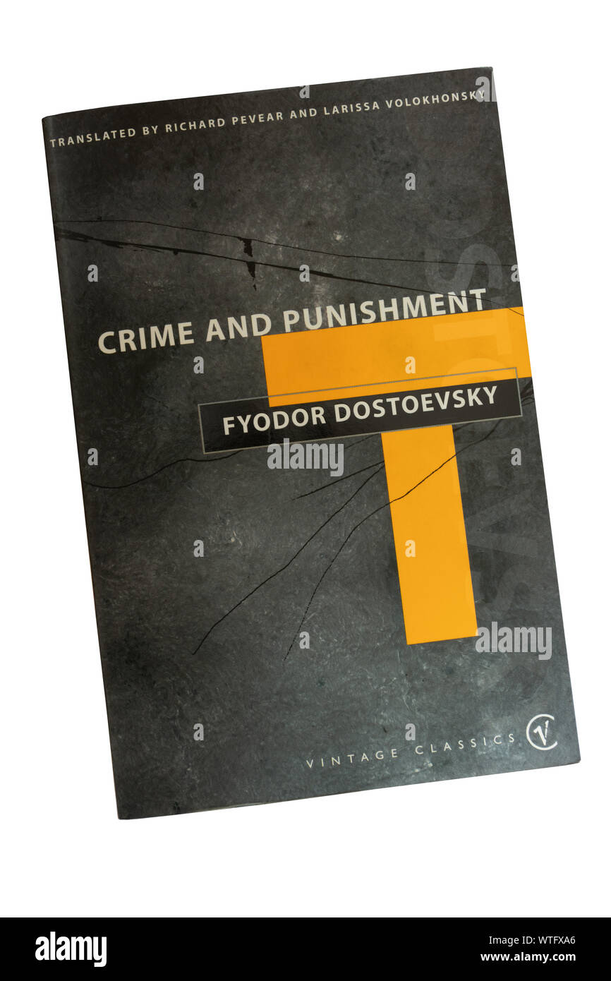 Crime et châtiment livre de poche, un roman de l'écrivain russe Fiodor Dostoïevski romancier écrivain Banque D'Images