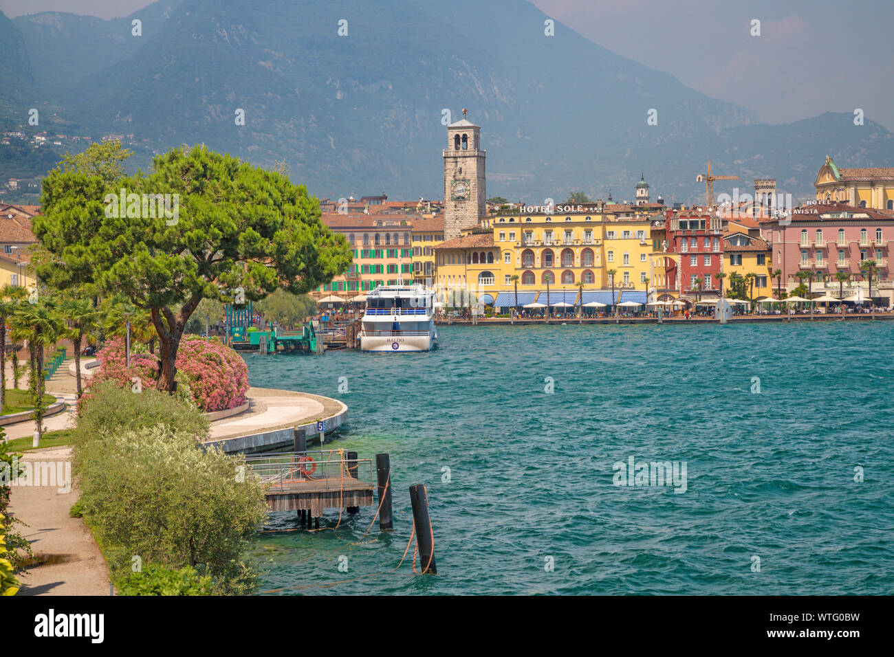 RIVA DEL GARDA, ITALIE - juin 6, 2019 : La ville de sud, avec les Alpes en arrière-plan. Banque D'Images