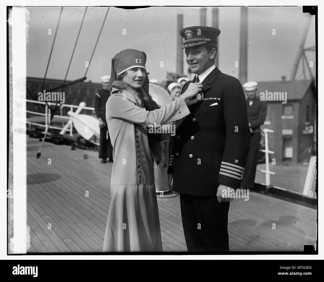Mlle Virginie Hitt pinning bouton en forme de croix sur le capitaine A.A. Andrews, 11/5/24 Banque D'Images