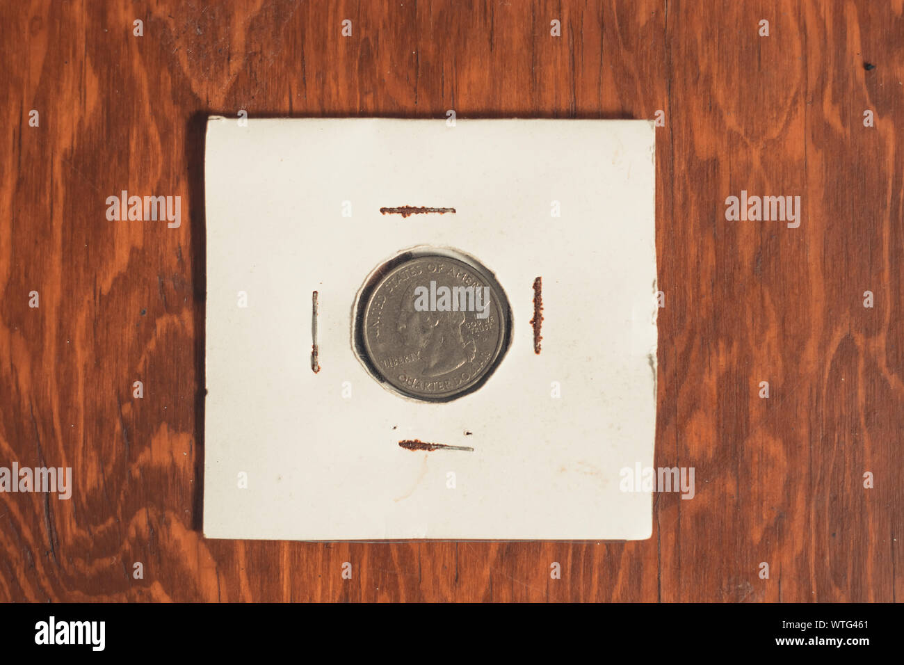 Monterrey, Mexique - 8 septembre 2019 : US devises représentant vingt-cinq cents. Collection de numismatique sur bureau en bois. Banque D'Images