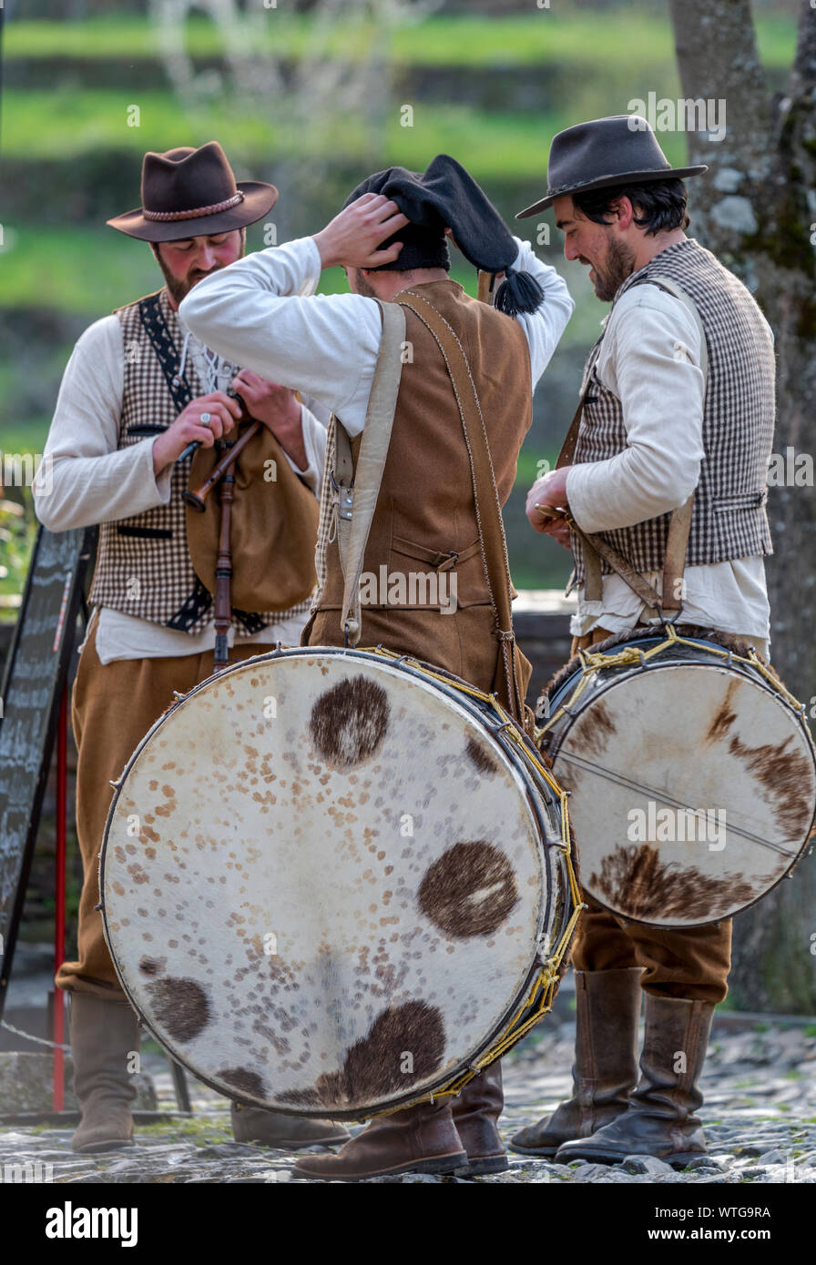 Bande folklorique sur la place centrale dans le village schiste éloigné de Piodao, Portugal Banque D'Images