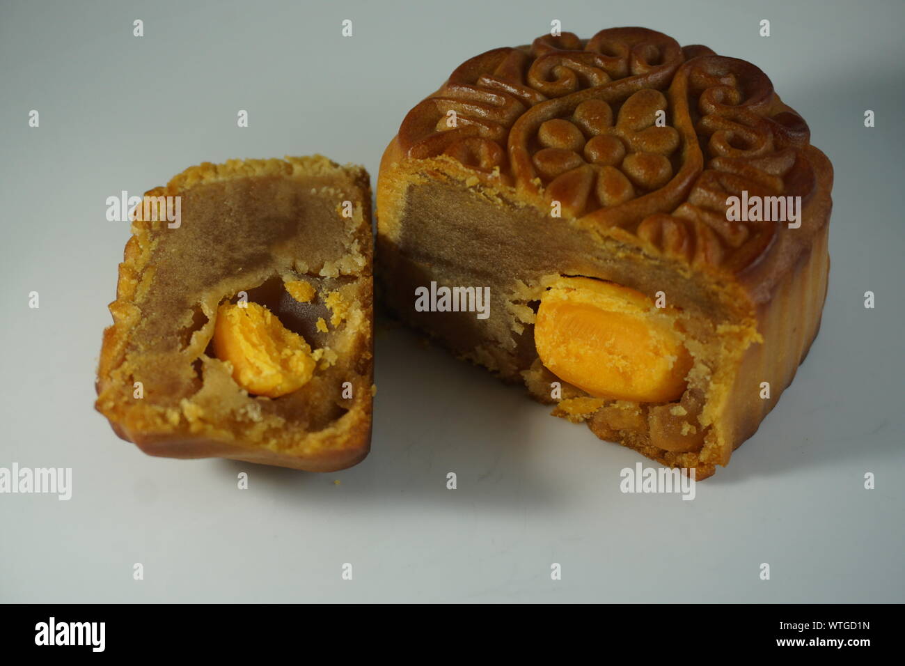 D'œuf double pâte de graines de lotus et des gâteaux de lune pour Mid-Autumn Festival célébré dans la culture chinoise. Banque D'Images