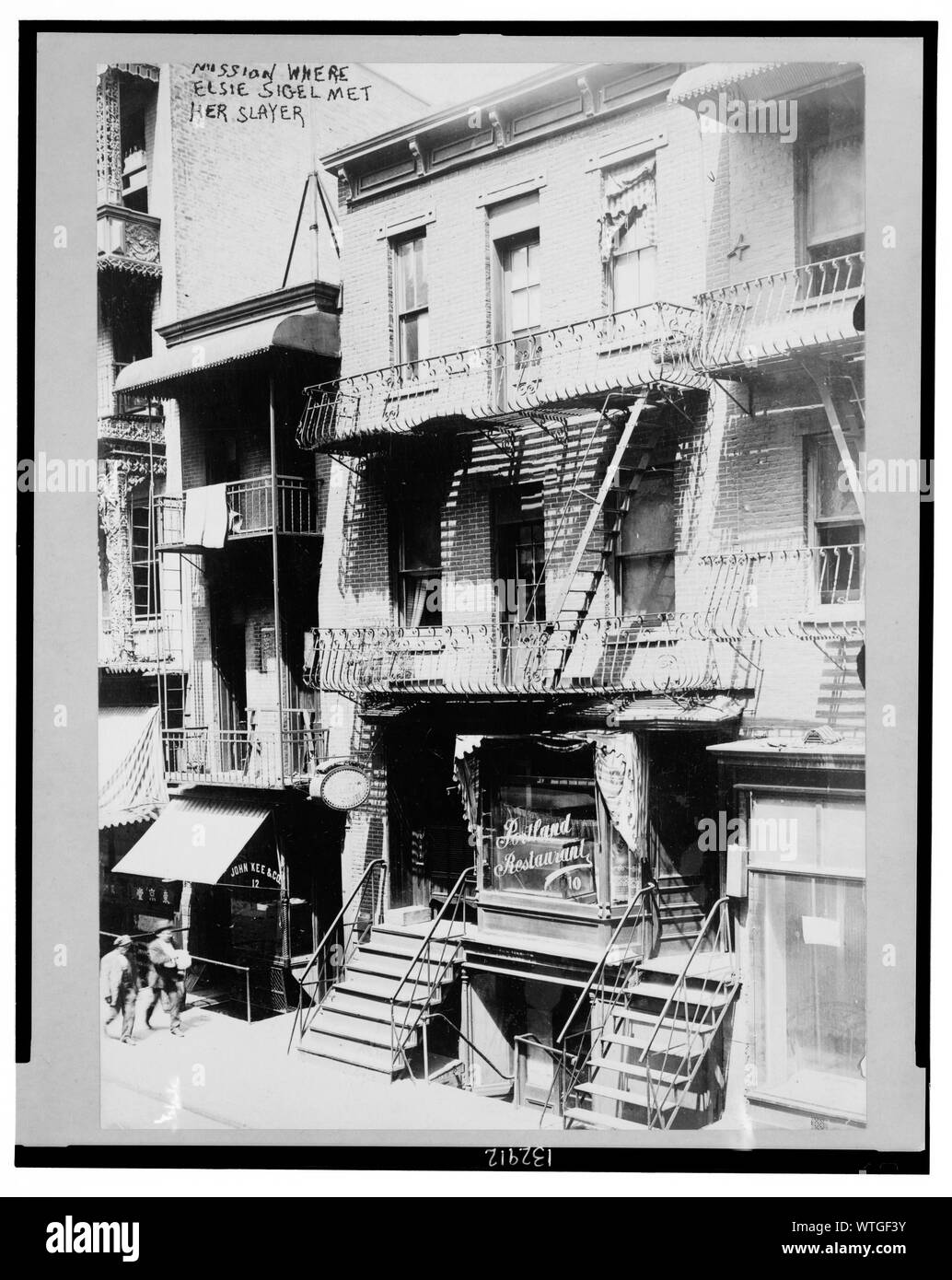 Mission où Elsie Sigel a rencontré son slayer, [Chinatown, New York City, New York] Banque D'Images