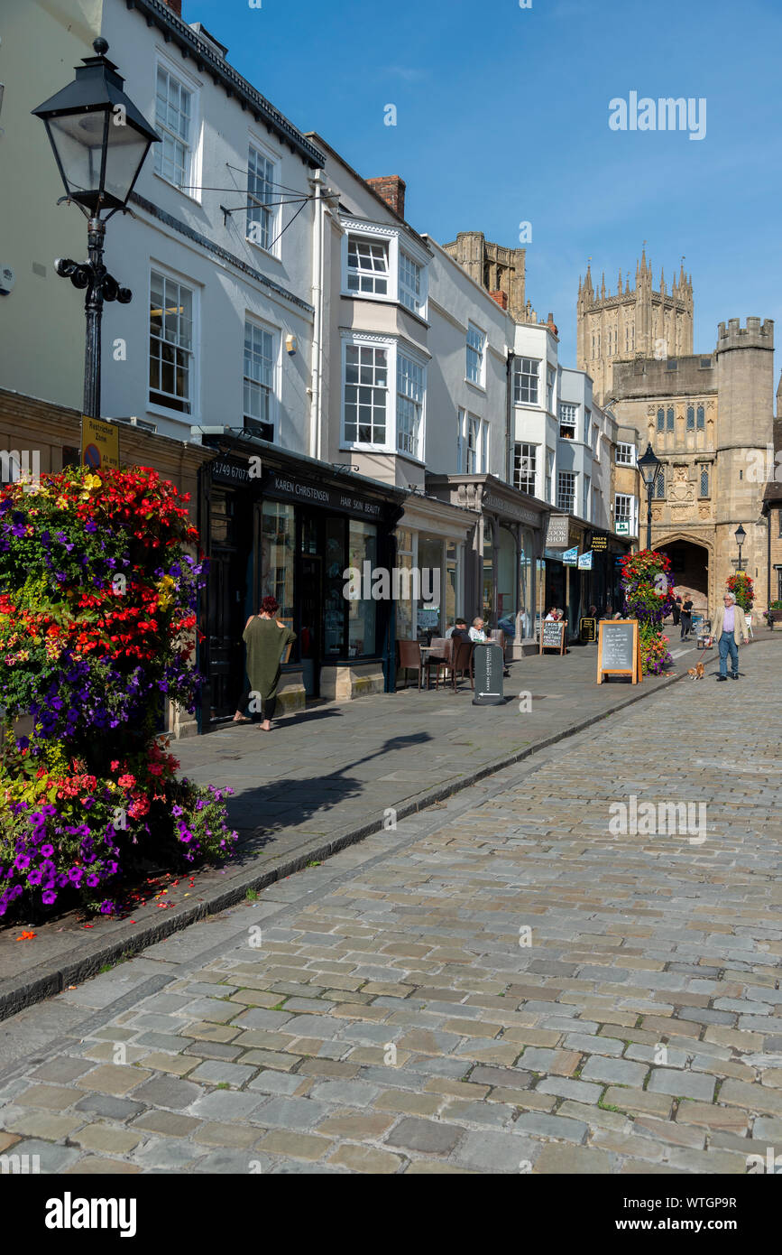 La place du marché avec la cathédrale en arrière-plan dans la ville de Wells, Somerset, England, UK Banque D'Images