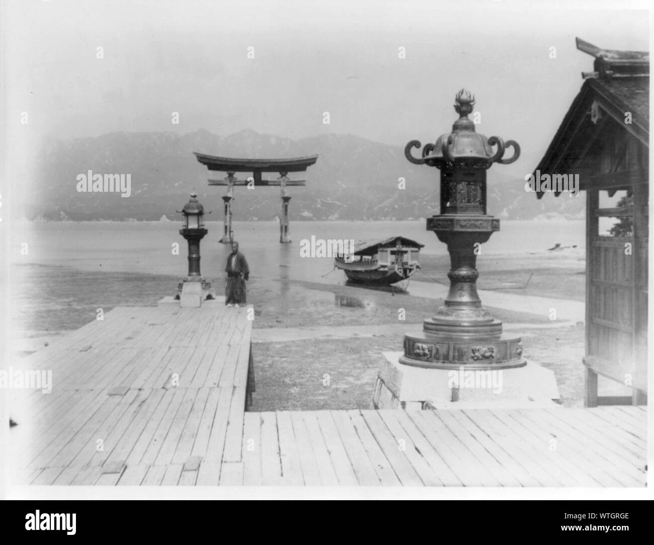 - Miyajima Itsukushima Jinja (sanctuaire), dock et bateau amarré à marée basse Banque D'Images