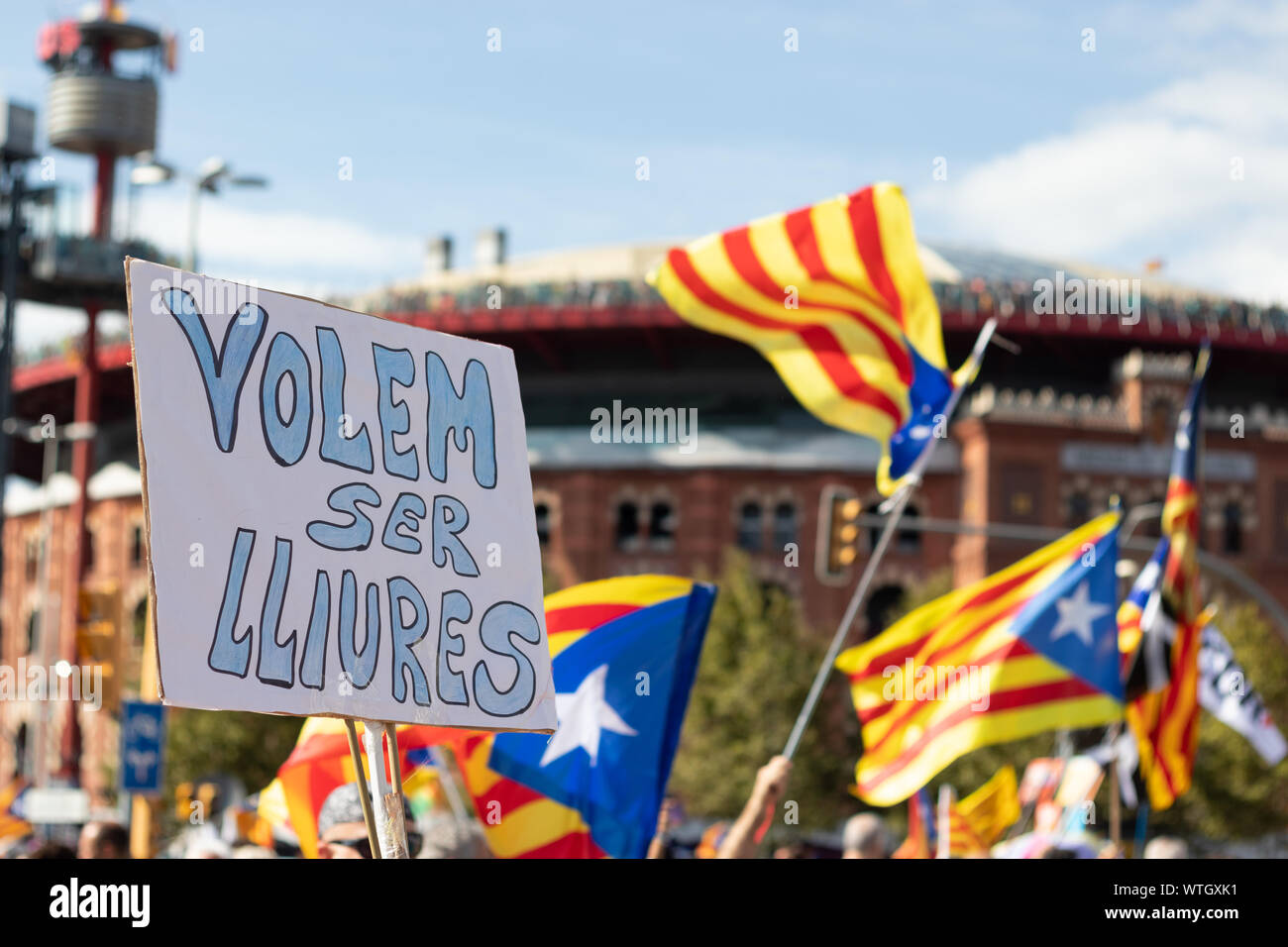 Rassemblement indépendantiste à La Diada, Fête nationale de la Catalogne. Bannière avec le message 'Volem ser lliures" (Nous voulons être libres). Barcelone - Sep 11, 2019 Banque D'Images