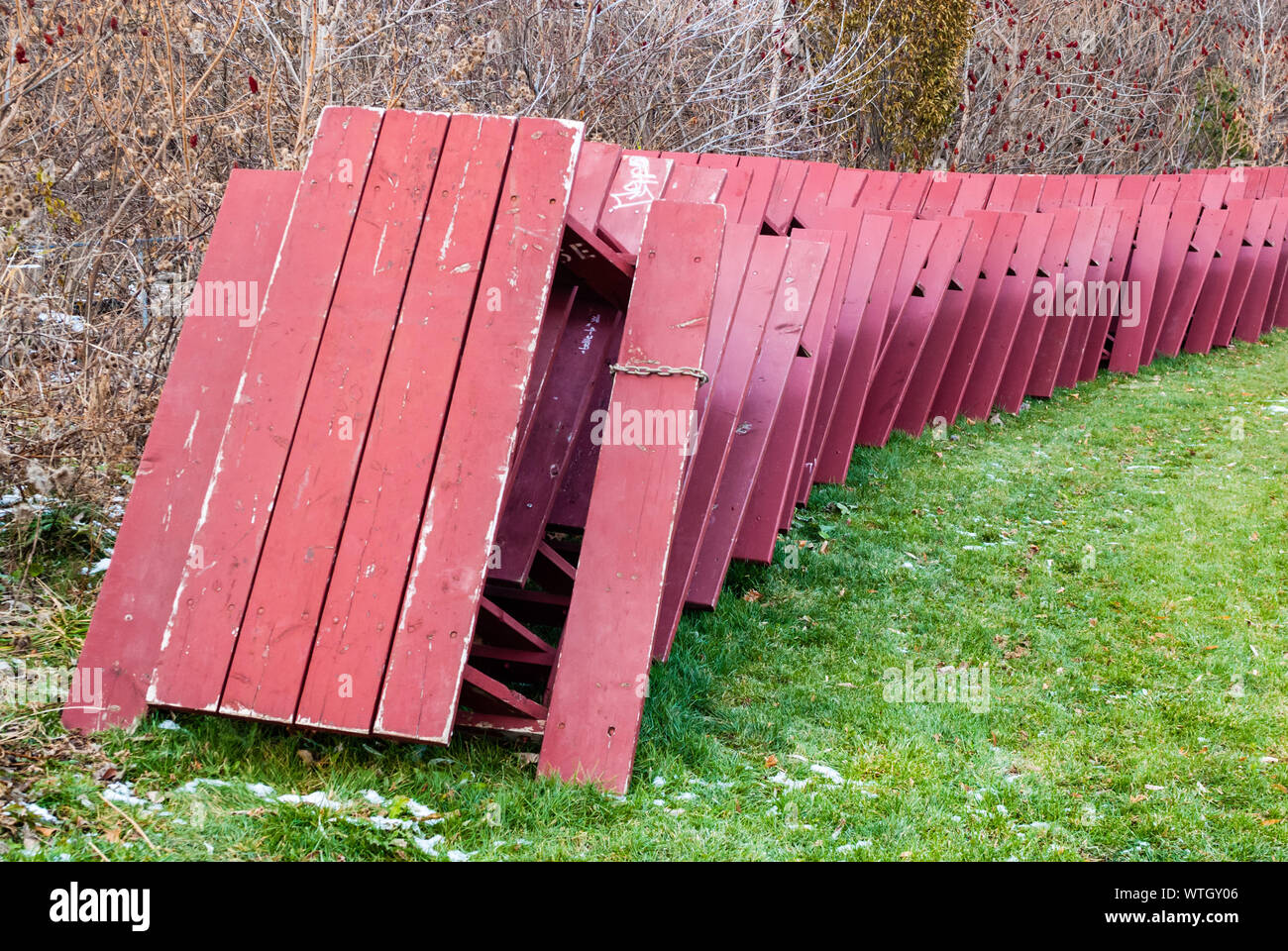 MISSISSAUGA, CANADA - 30 NOVEMBRE 2013 : Rouge tables de pique-nique sont empilés sur le bord et sécurisé pour l'hivernage dans Memorial Park, près du lac Ontario. Banque D'Images
