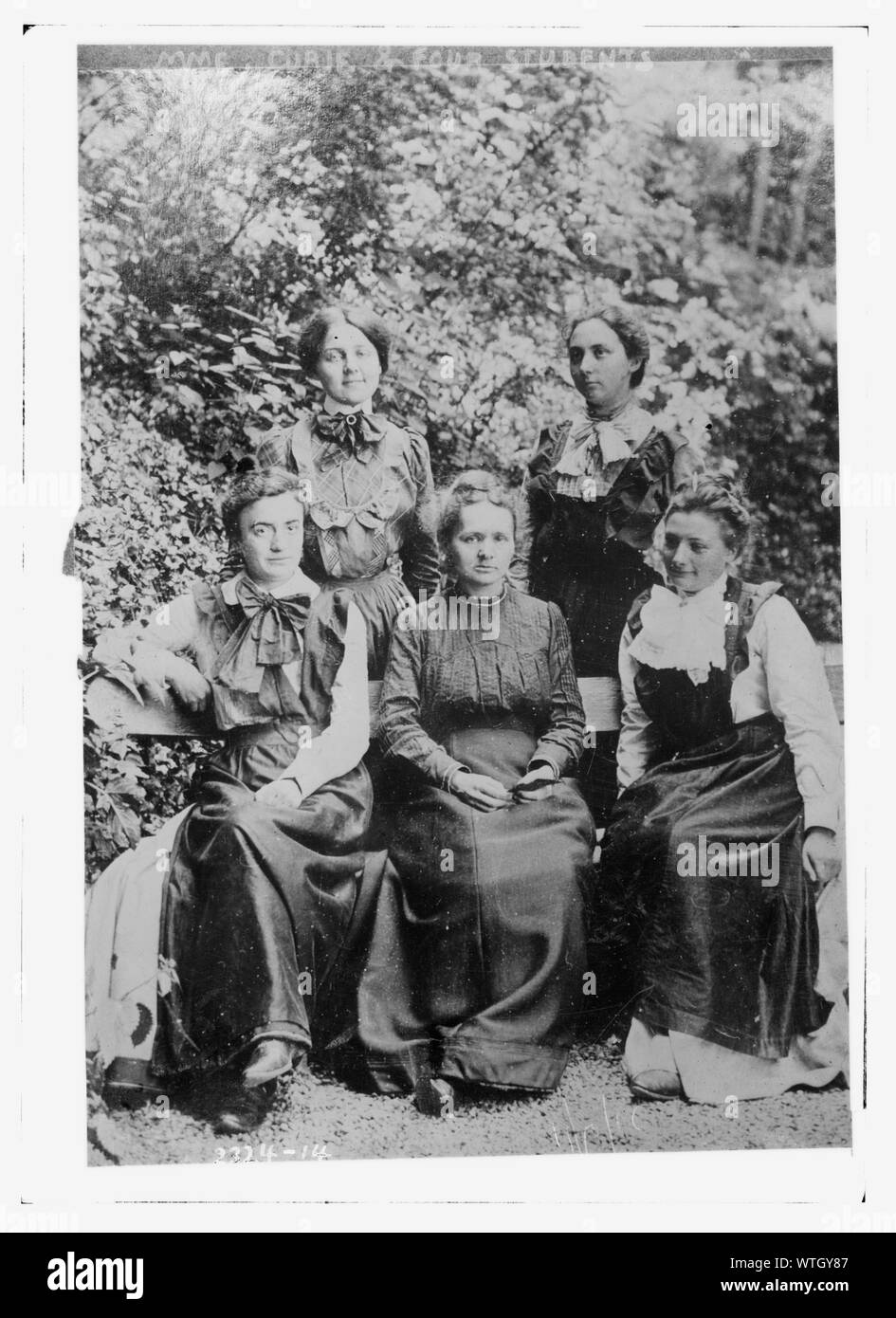 Mme. Curie et 4 étudiants Banque D'Images
