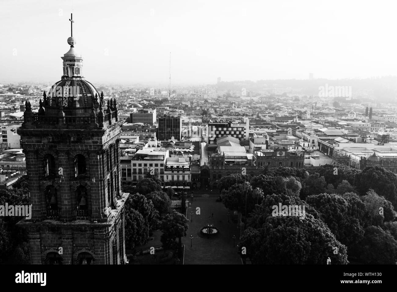 Puebla ville passent au lever du soleil et vue aérienne de la Basilique ou Cathédrale de Notre Dame de l'Immaculée Conception, est le siège épiscopal de l'archidiocèse de la ville historique et centre de zocalo Puebla, Mexique. Ils ont des traditions mexicaines : gastronomique, de l'architecture coloniale et la céramique. Carreaux talavera peintes ornent des édifices anciens. La cathédrale de Puebla, de style Renaissance, a une tour clocher donnant sur le Zocalo, la place centrale ou Place Zocalo. J'entre dans l'histoire. L'architecture est un UNESCO World Heritage Site. Attractions : Cathédrale, Temple de Notre-Dame de Concord, ancien Carolino Banque D'Images