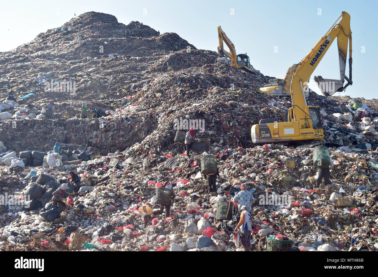 https://c8.alamy.com/compfr/wth86b/11-septembre-2019-bekasi-java-ouest-indonesie-chasse-trier-et-collecter-des-matieres-plastiques-pour-le-recyclage-a-la-montagne-d-ordures-dans-bantar-gebang-decharge-qui-est-considere-comme-le-plus-grand-depotoir-jakartaa-gebang-bantar-zone-de-traitement-des-dechets-tpst-bantar-gebang-a-ete-cree-en-1985-en-moyenne-7-000-tonnes-de-dechets-sont-deverses-chaque-annee-dans-les-decharges-ce-qui-est-susceptible-de-depasser-ses-limites-en-2021-credit-image-agung-putra-fatma-sopa-des-images-a-l-aide-de-zuma-sur-le-fil-wth86b.jpg