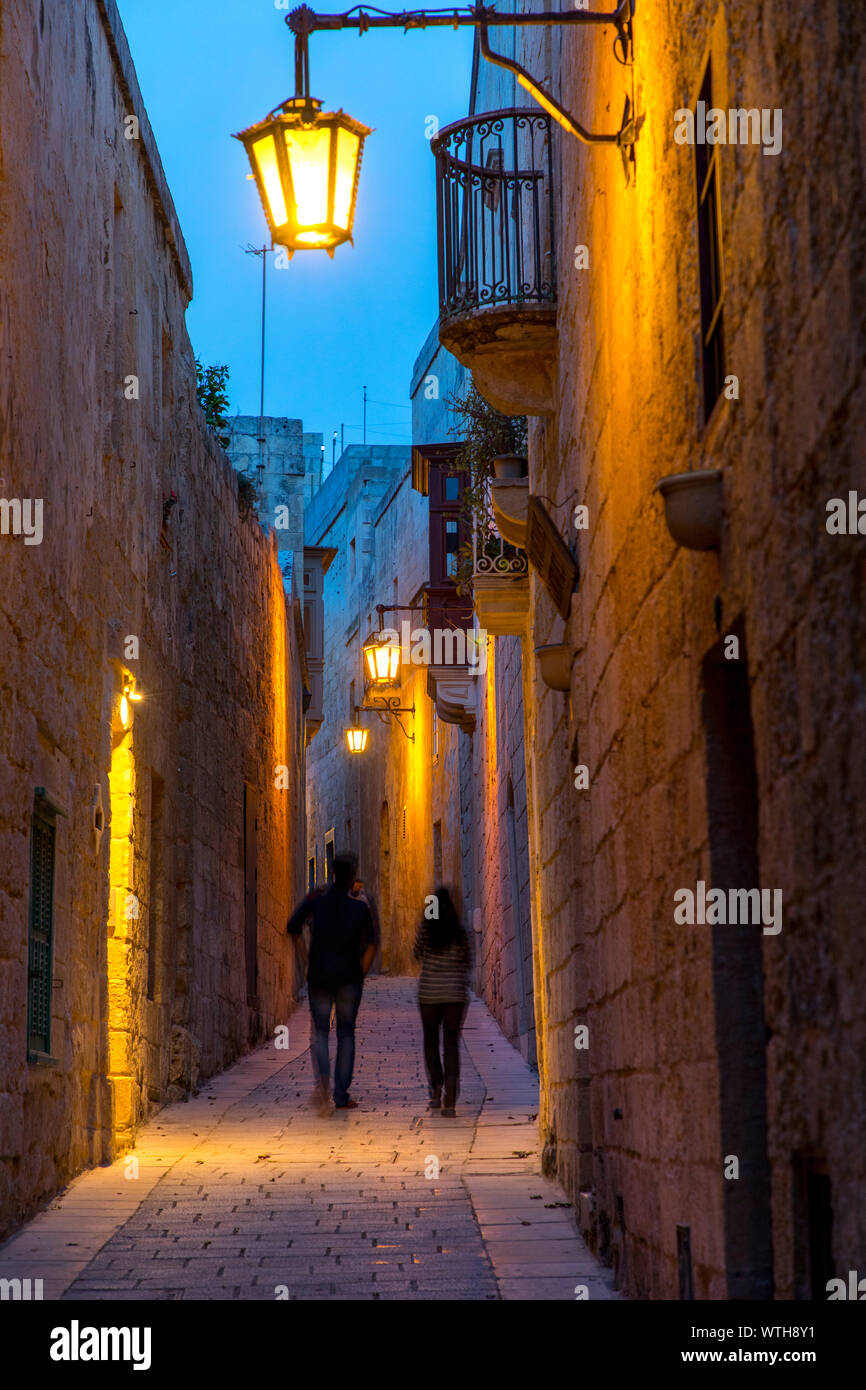 L'ancienne capitale de Malte, Mdina, sur un plateau au milieu de l'île, des rues étroites, dans la soirée, Banque D'Images