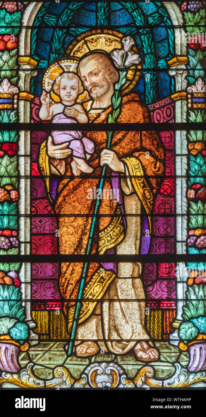 ARCO, ITALIE - juin 8, 2018 : Le Saint Joseph dans le vitrail dans l'église Collegiata dell'Assunta. Banque D'Images