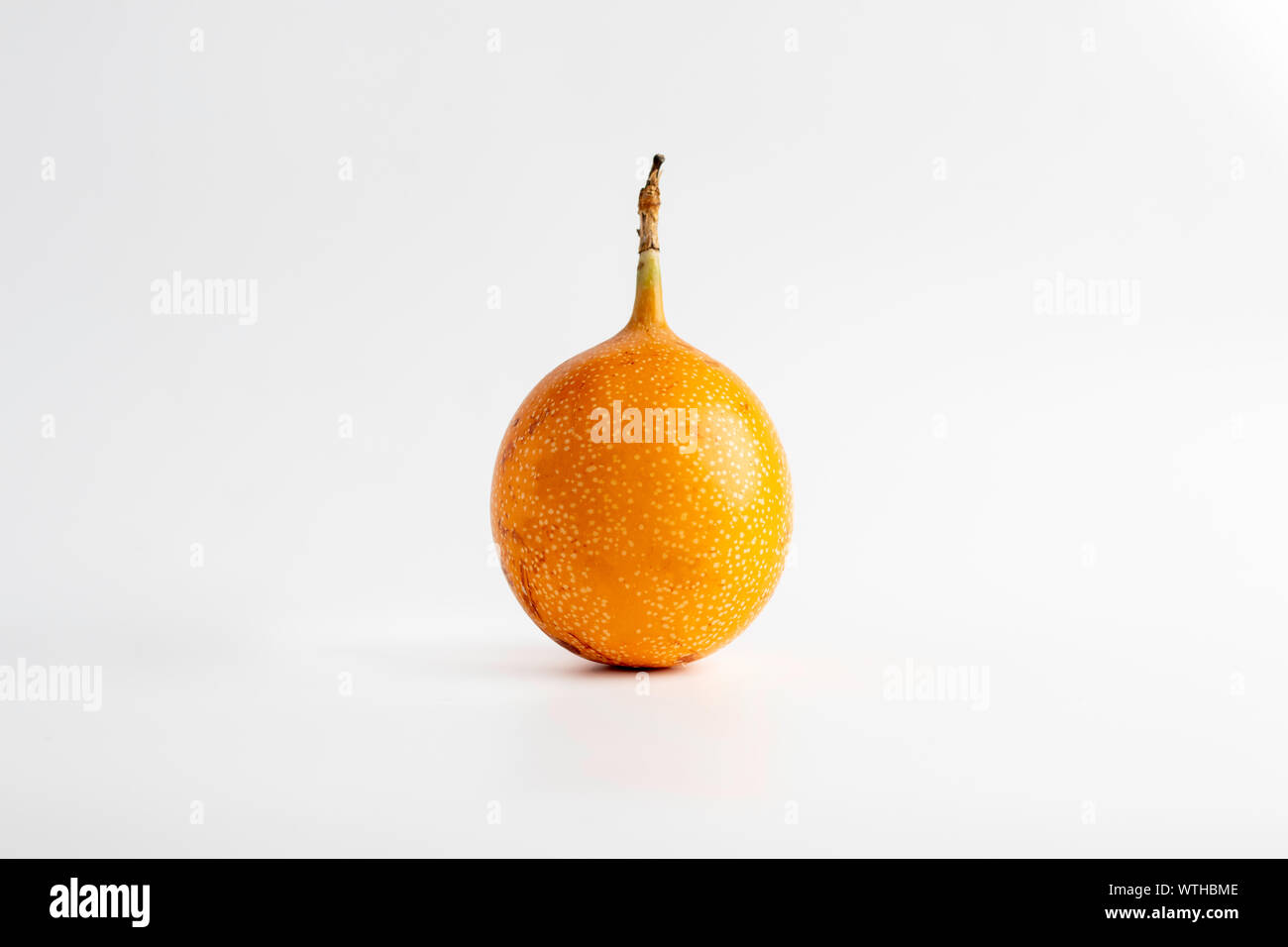 Granadilla ou grenadia fruits isolés sur un fond blanc Banque D'Images