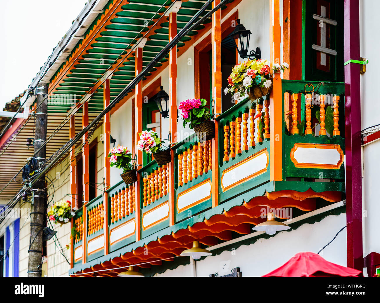 Vue sur un balcon en bois de style colonial coloré à Filandia Colombie Banque D'Images