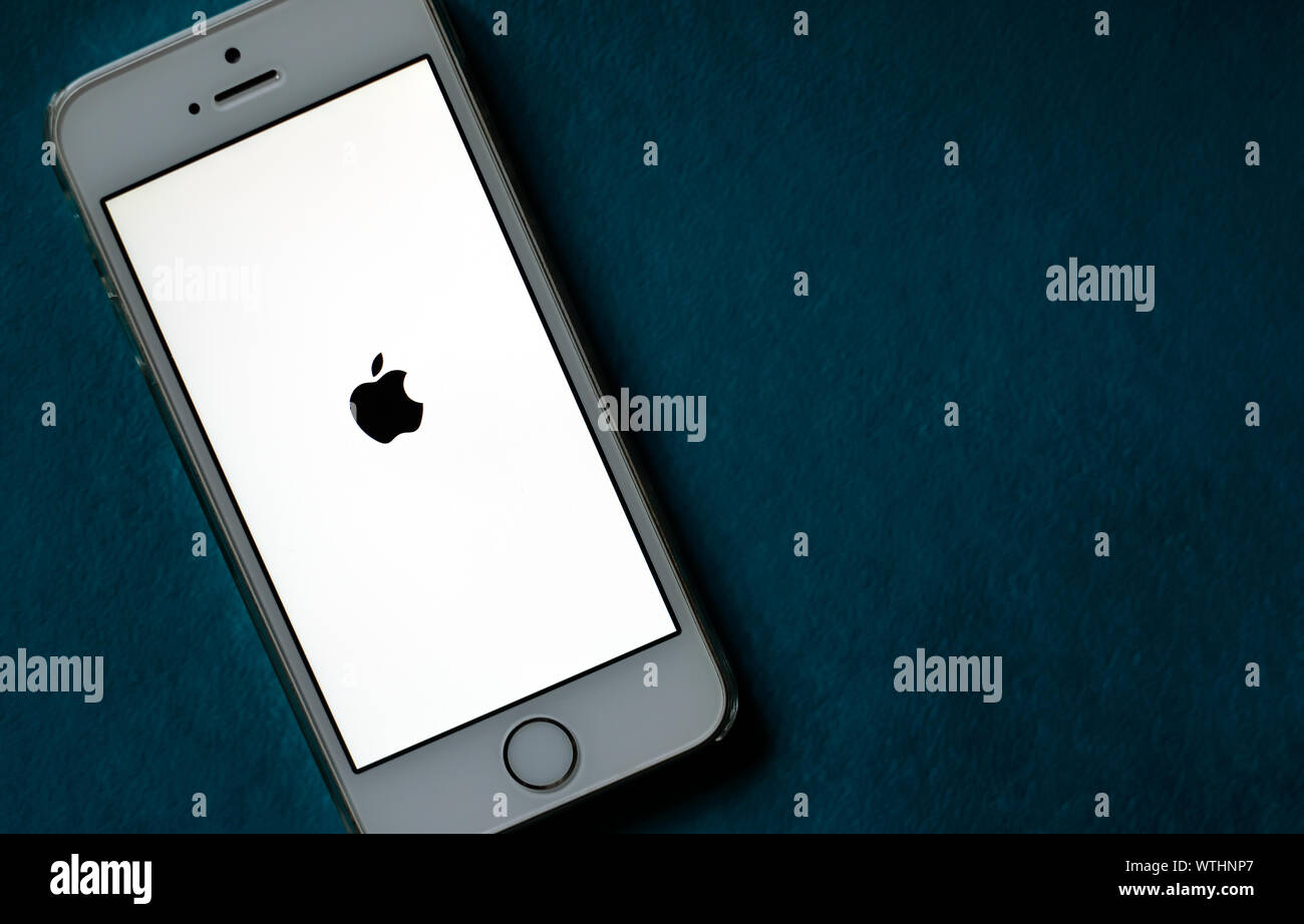SAINT-PÉTERSBOURG, RUSSIE - 2 SEPTEMBRE 2019 : smartphone iPhone se tout en redémarrant ou en s'allumant avec le logo Apple à l'écran sur fond sombre. Banque D'Images