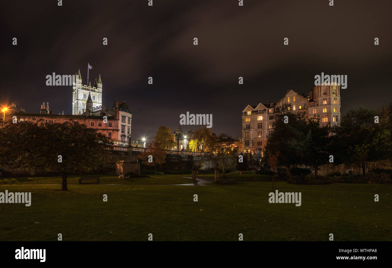 Jardins Parade avec l'abbaye de Bath et Empire Hotel, Bath, Angleterre, dans la nuit Banque D'Images