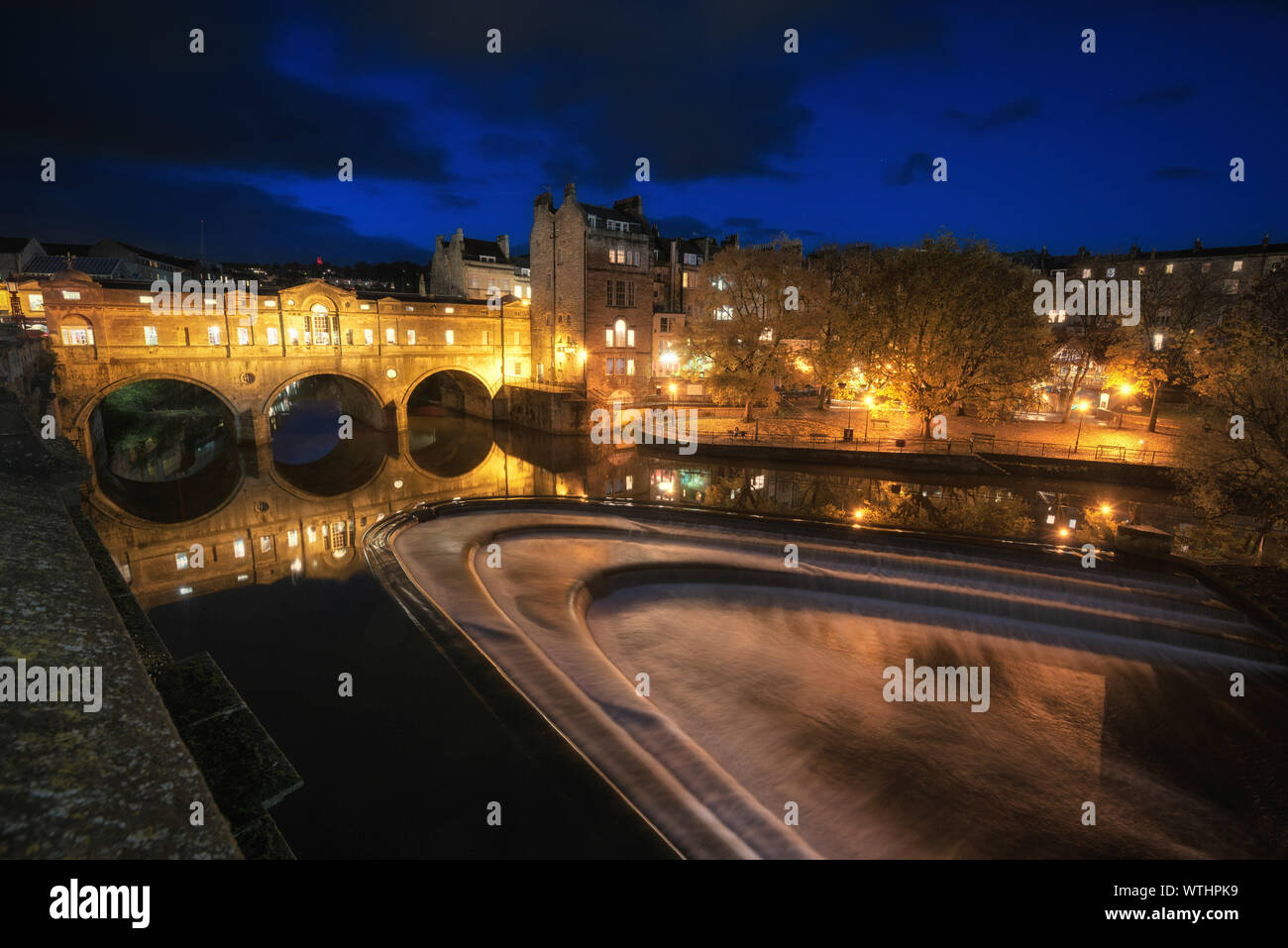 Pulteney Bridge et Weir à Bath, Angleterre, dans la nuit Banque D'Images