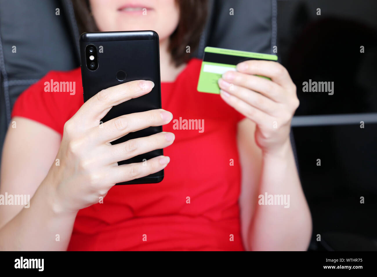Woman holding credit card et smartphone dans les mains. Concept de magasinage en ligne et de paiement par téléphone mobile Banque D'Images