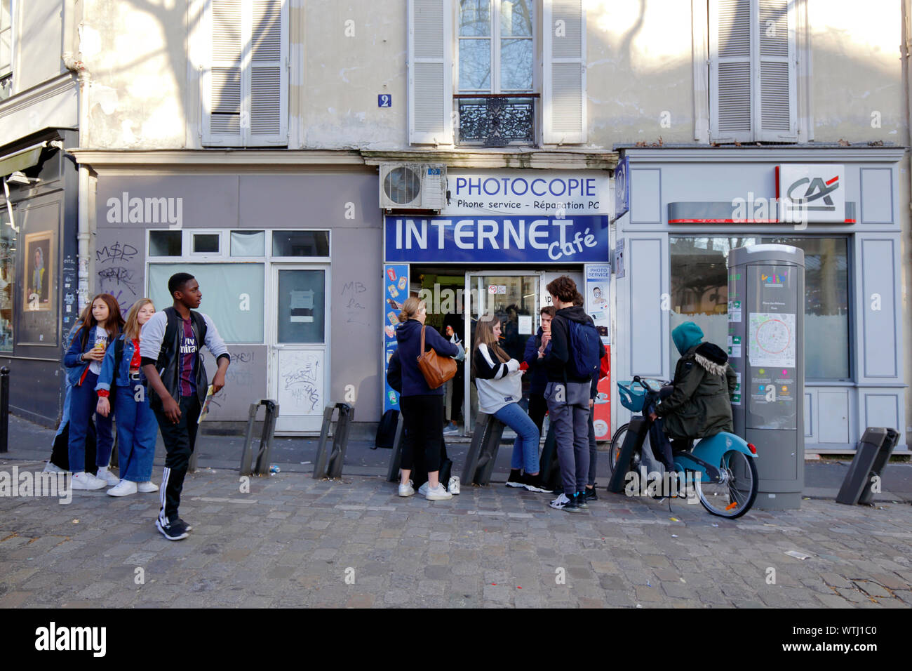 Les enfants français traîner devant un café Internet après l'école à Paris, France Banque D'Images