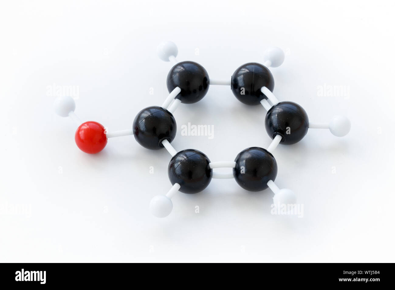 Balle en plastique et le bâton, modèle d'une molécule (phénol C6H5OH), illustré avec kekule structure sur un fond blanc. Banque D'Images
