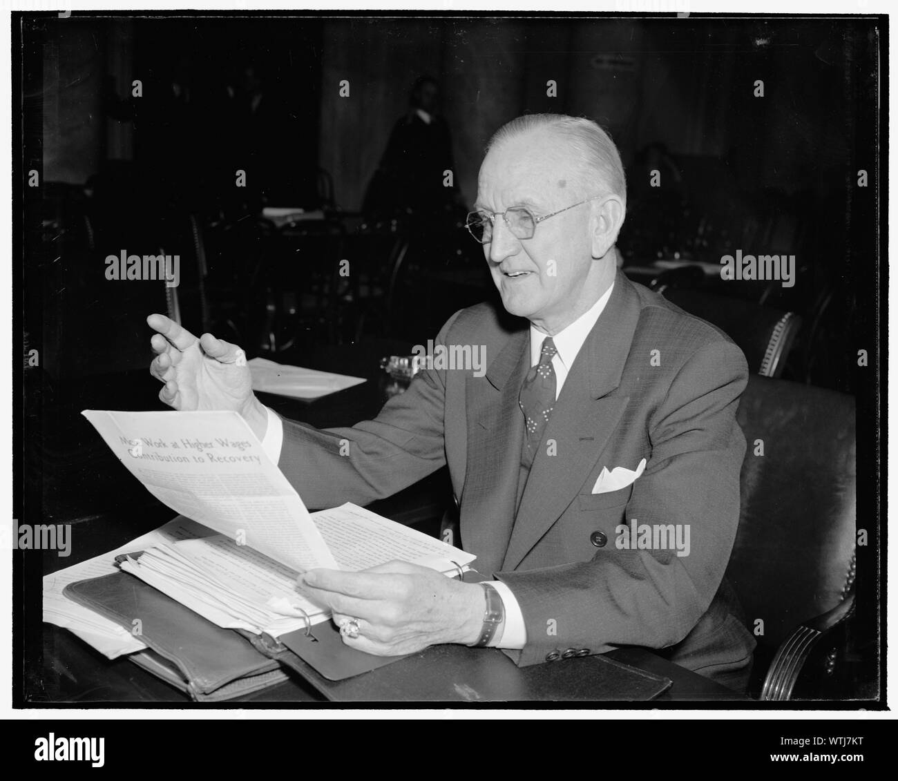 Comité prix de monopole dit roues auto réduit de 20  % en cinq ans. Washington, D.C., le 20 janvier. Clarence C. Carlton, président de la roue du moteur Corp. de Detroit, a déclaré aujourd'hui le monopole Comité que le système des brevets permet la concurrence dans l'industrie automobile et de réduire le coût du produit. Il a dit, par exemple, que le coût de roues ont été réduits de 20 pour cent au cours des cinq dernières années, 1/20/39 Banque D'Images Comité prix de monopole dit roues auto réduit de 20  % en cinq ans. Washington, D.C., le 20 janvier. Clarence C. Carlton, président de la roue du moteur Corp. de Detroit, a déclaré aujourd'hui le monopole Comité que le système des brevets permet la concurrence dans l'industrie automobile et de réduire le coût du produit. Il a dit, par exemple, que le coût de roues ont été réduits de 20 pour cent au cours des cinq dernières années, 1/20/39 Banque D'Images