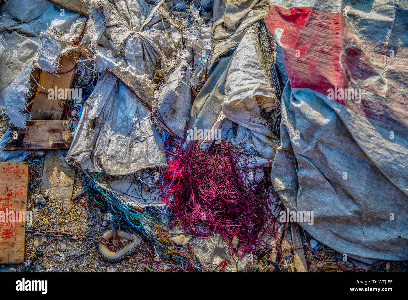 Isolé des ordures. Filets de pêche industrielle jonchés de détritus et scuttered les sacs aériens . Image Banque D'Images