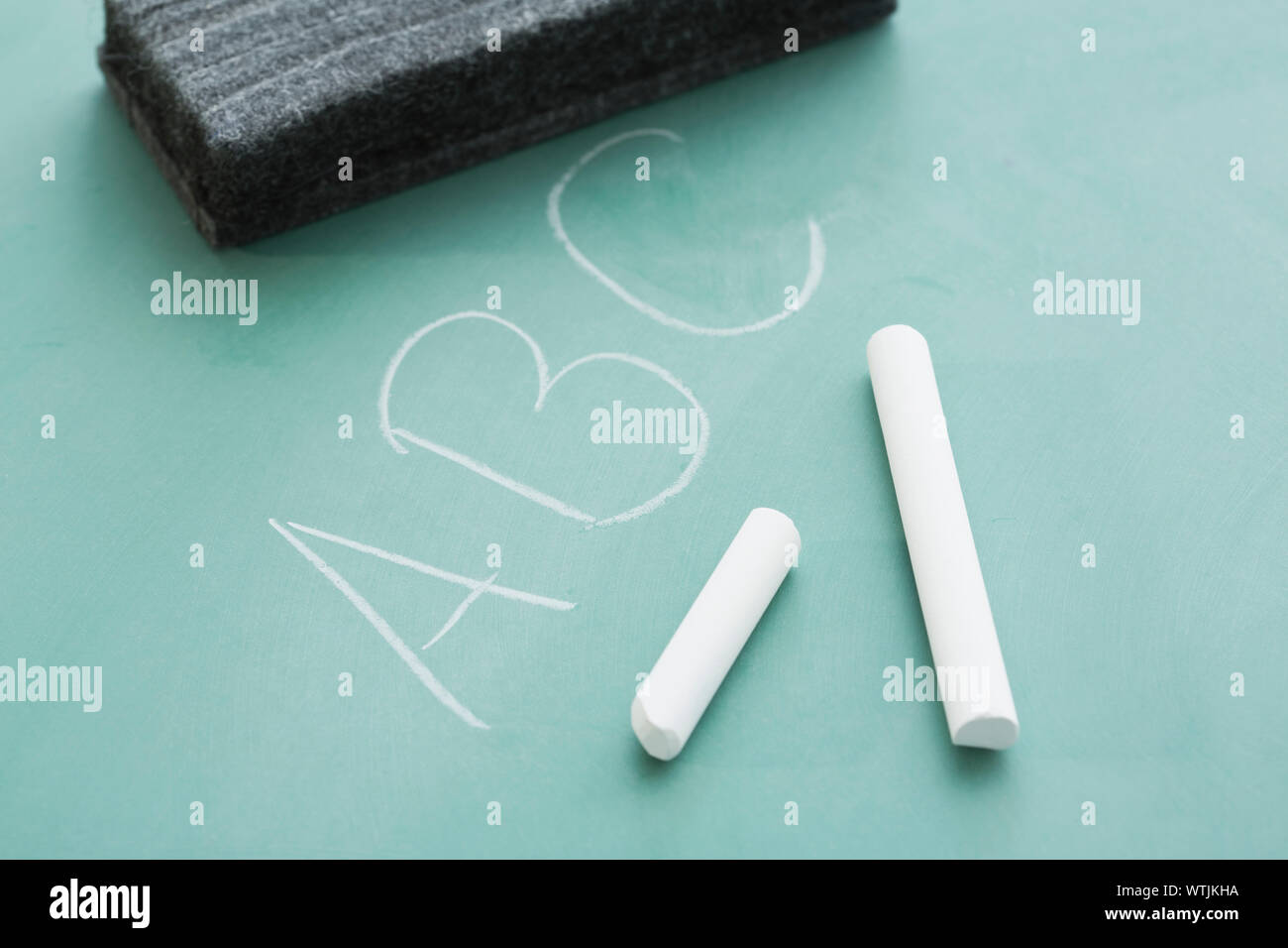 Alphabet lettres écrites à la craie sur tableau noir Banque D'Images