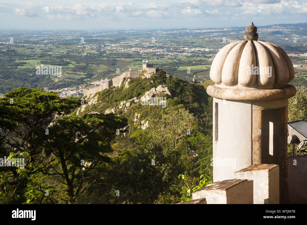 Tour au château de Pena Palace (Palácio da Pena), Sintra, Portugal, au sommet d'une colline romantique du XIXe siècle, donnant sur les acroos au château des Maures. Banque D'Images