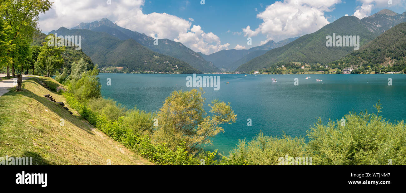 Le lac Lago di Ledro parmi les Alpes du Trentin dans le district. Banque D'Images