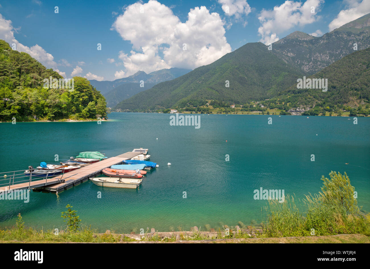 Le lac Lago di Ledro parmi les Alpes du Trentin dans le district. Banque D'Images
