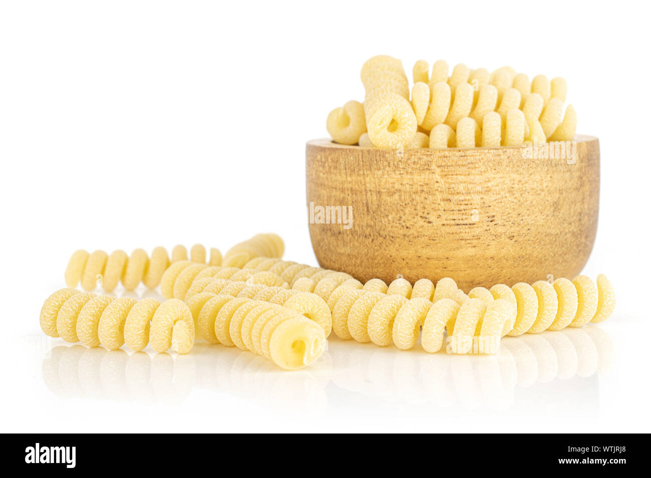 Beaucoup d'entiers et frais fusilli bucati pâtes crues dans bol en bois isolé sur fond blanc Banque D'Images