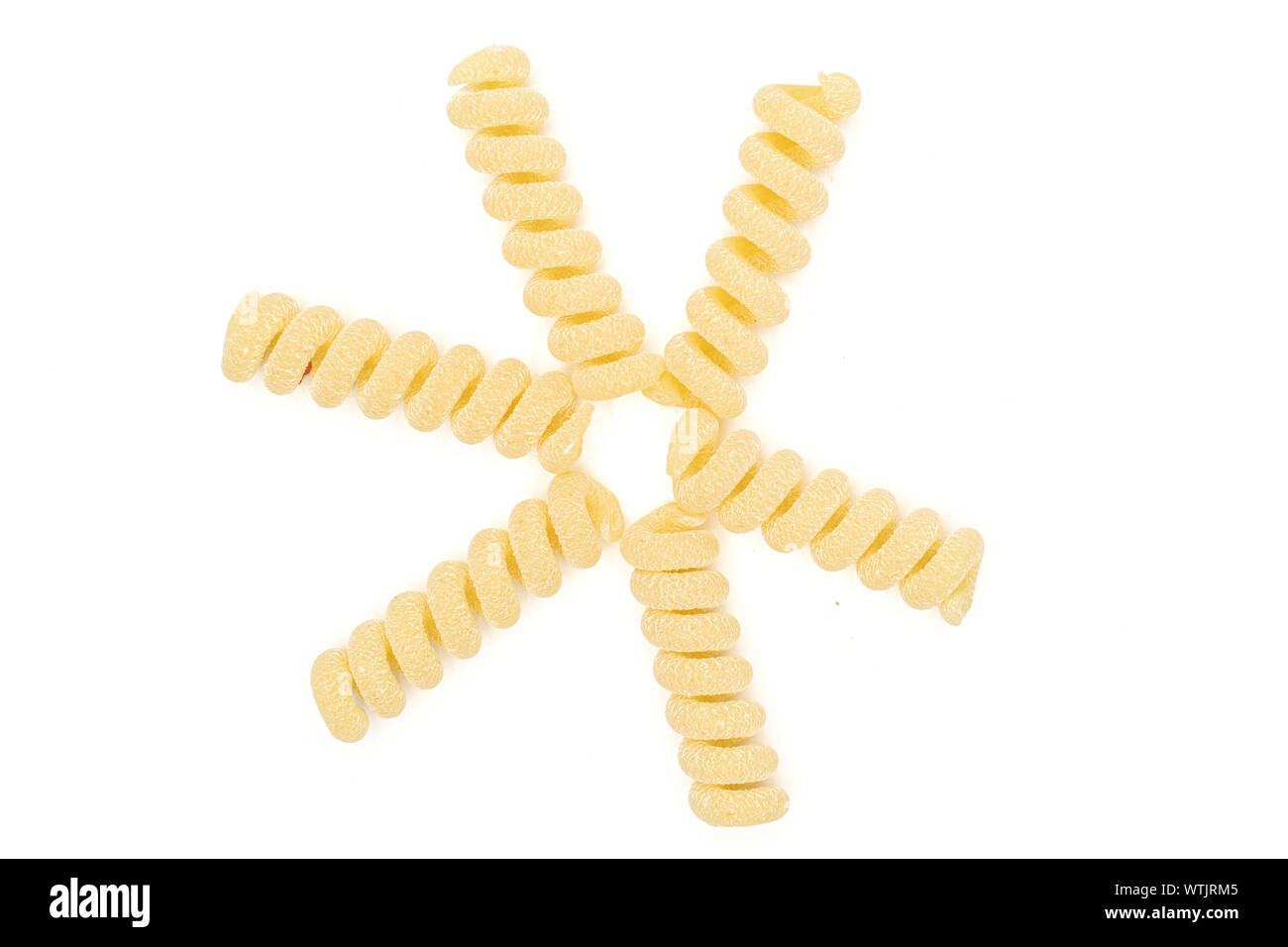 Groupe de six entiers et frais fusilli bucati pâtes crues pièces flatlay isolé sur fond blanc Banque D'Images