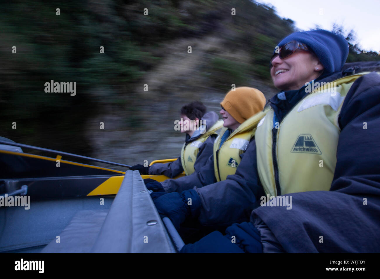 Profiter de la famille, un tour en jet boat sur la rivière près de Springfield, Canterbury, Nouvelle-Zélande Banque D'Images